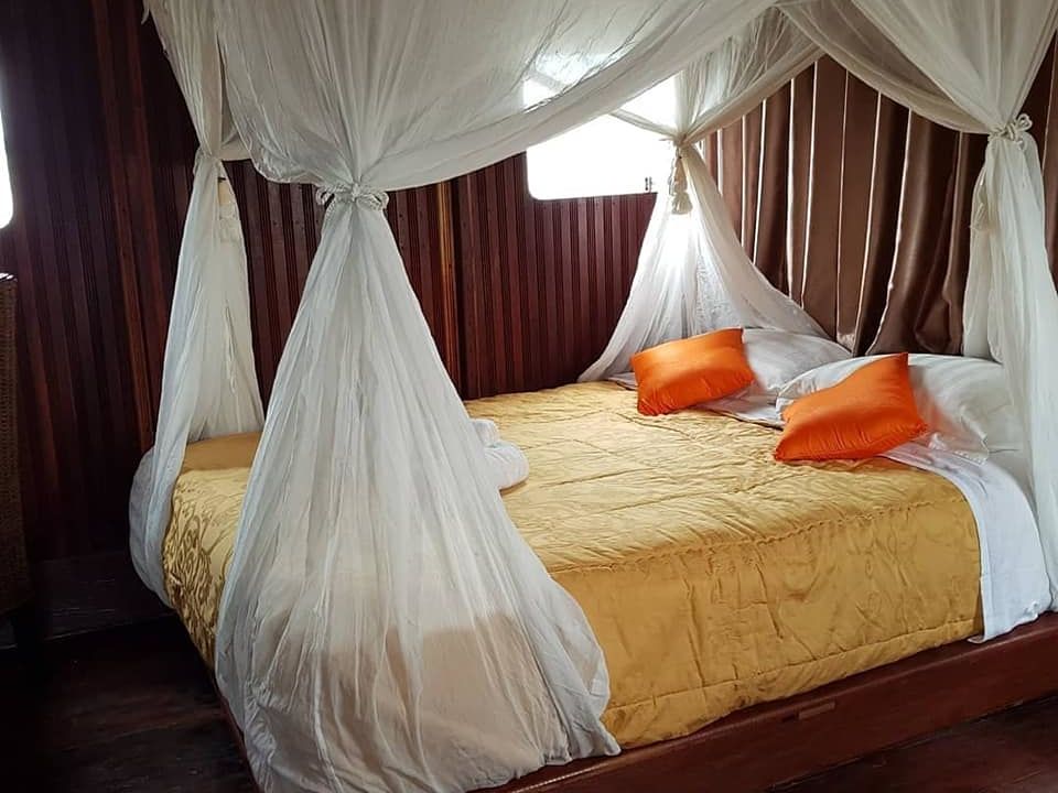 Super Deluxe Houseboat (Private Charter)