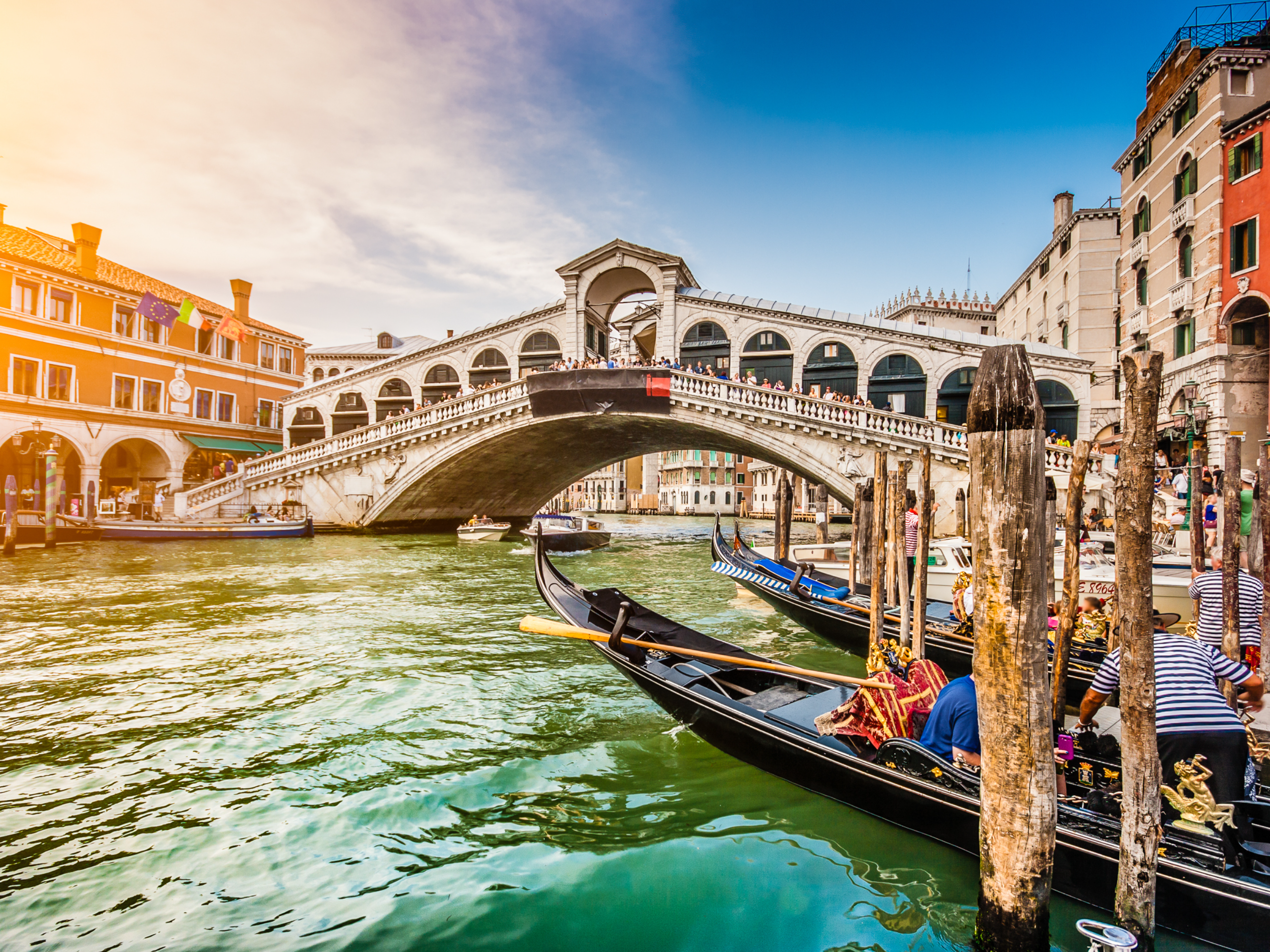 Morning Venetian Gondola Rowing Class and Secret Venice & Food Tour
