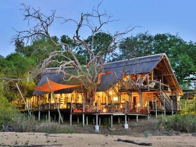 Rhino Post Safari Lodge