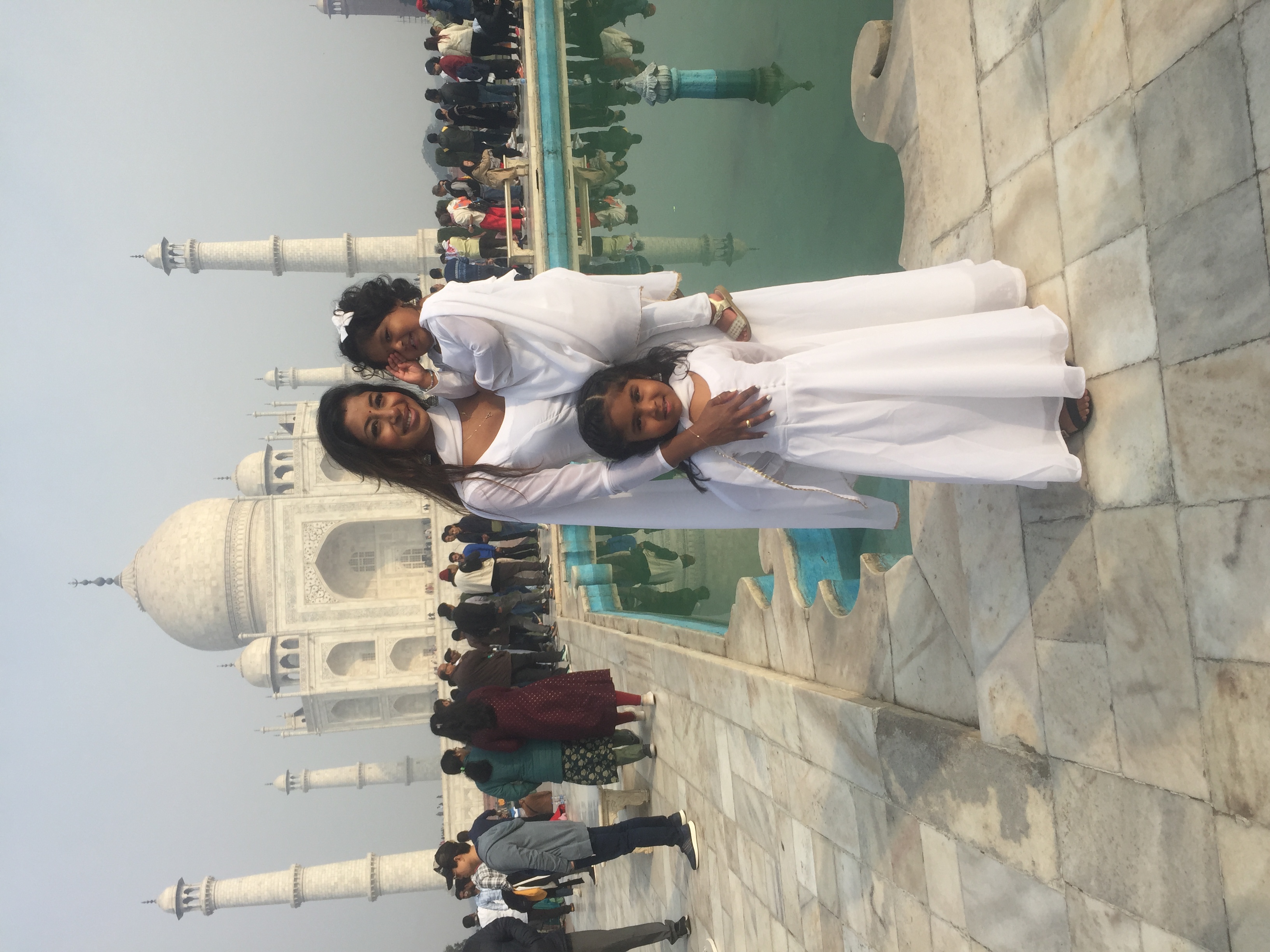 Besteverindiatour guest enjoying with there family at Taj Mahal