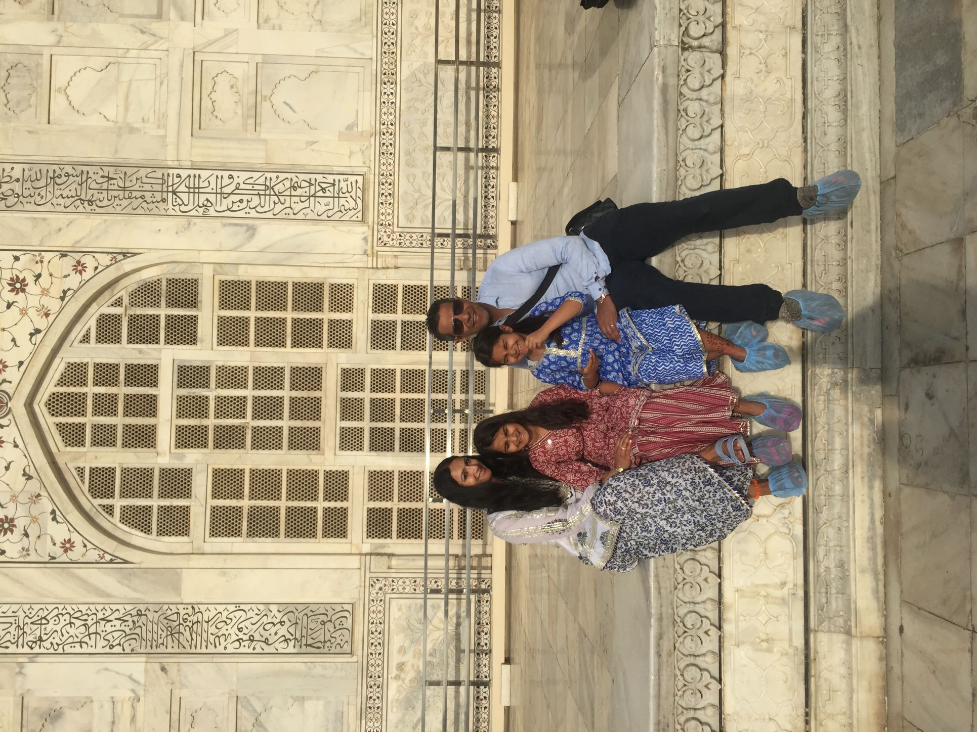 Besteverindiatour guest family photo at Taj Mahal