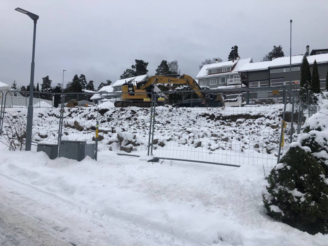 Gravemaskin på tomt under bygging av enebolig på Vestre Aker, Oslo