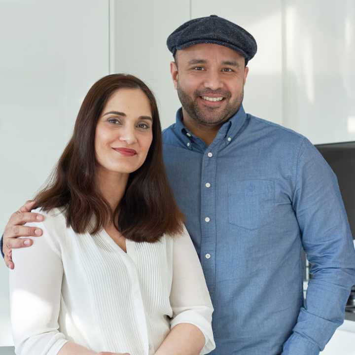 Bilde av Teejay og Jaspreet Srai på kjøkkenet