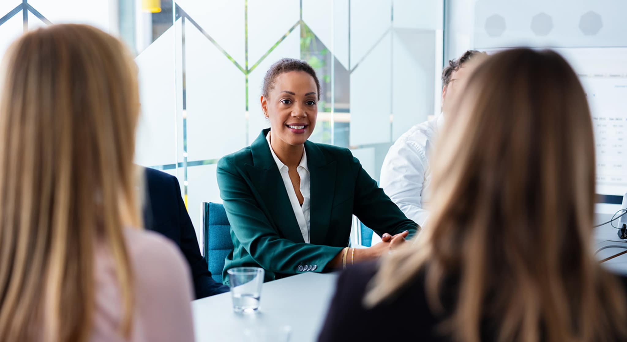Fem OBOS-ansatte som sitter på et møterom på kontoret