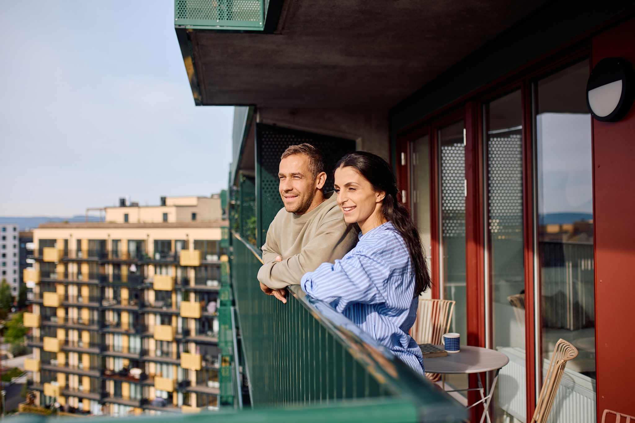 En mann og en kvinne står på balkongen og nyter utsikten