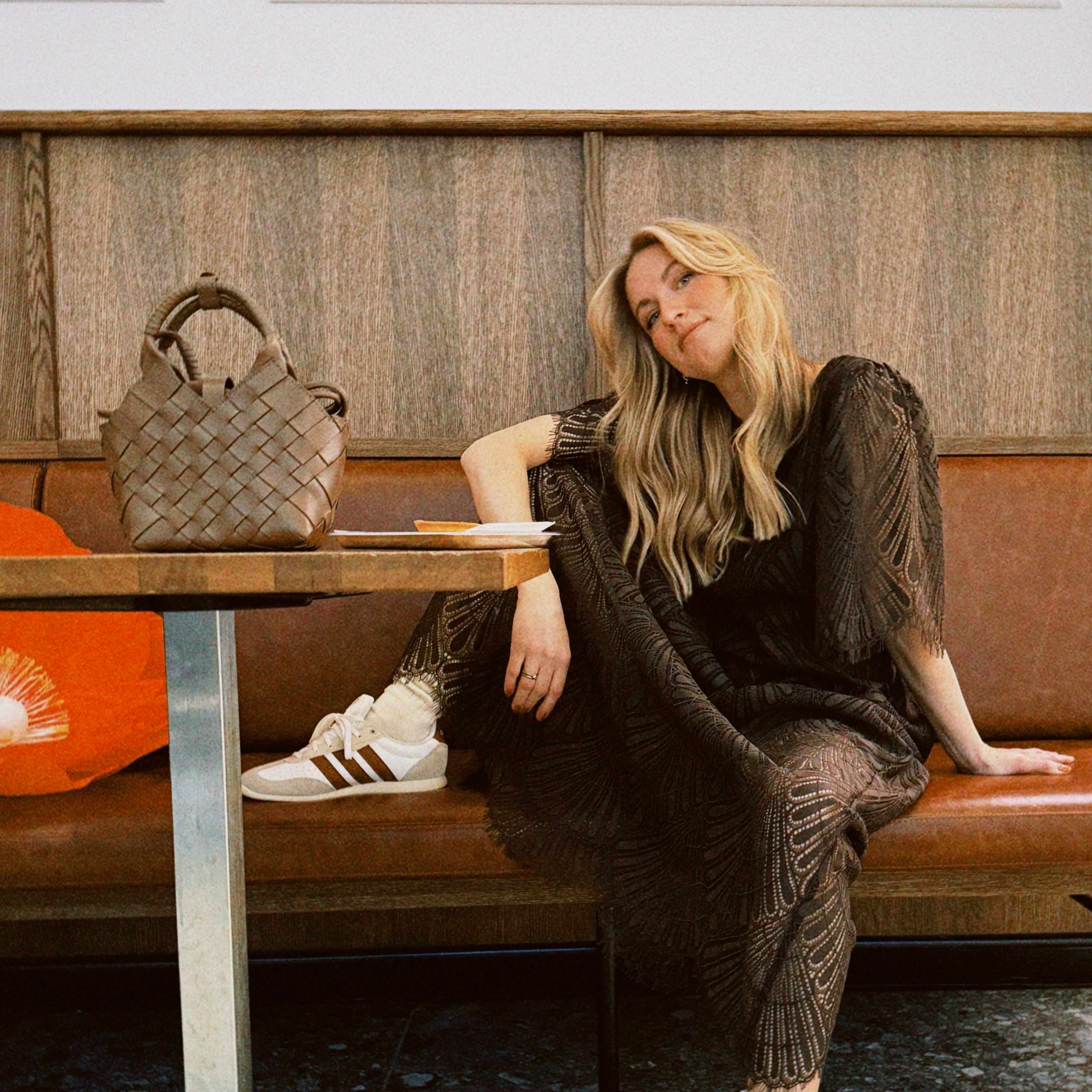 Kvinne i brun outfit.