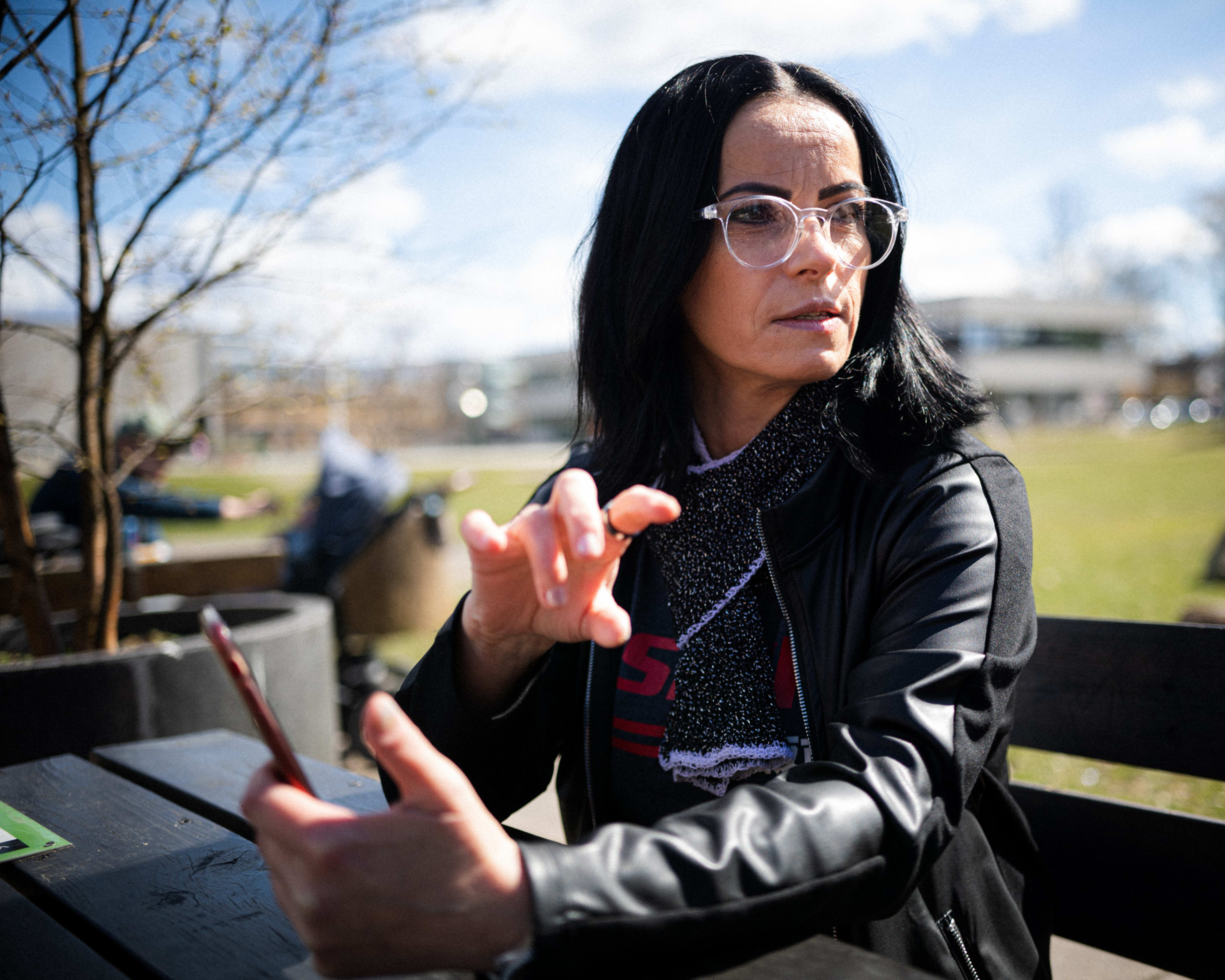 Foto av Mihaela som sitter på en benk i parken.