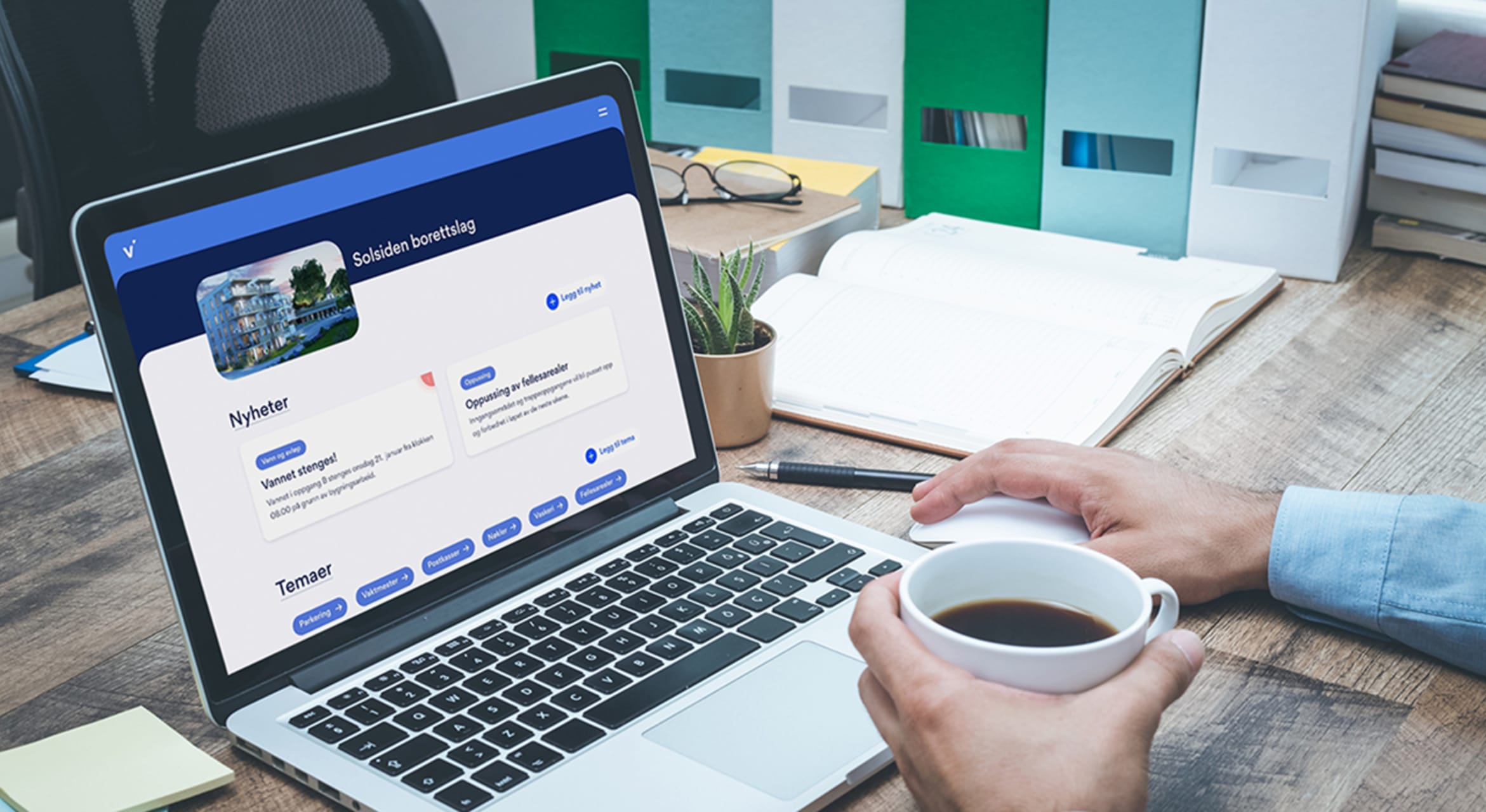 Vibbo vises på en laptop hjemme hos en person som drikker kaffe