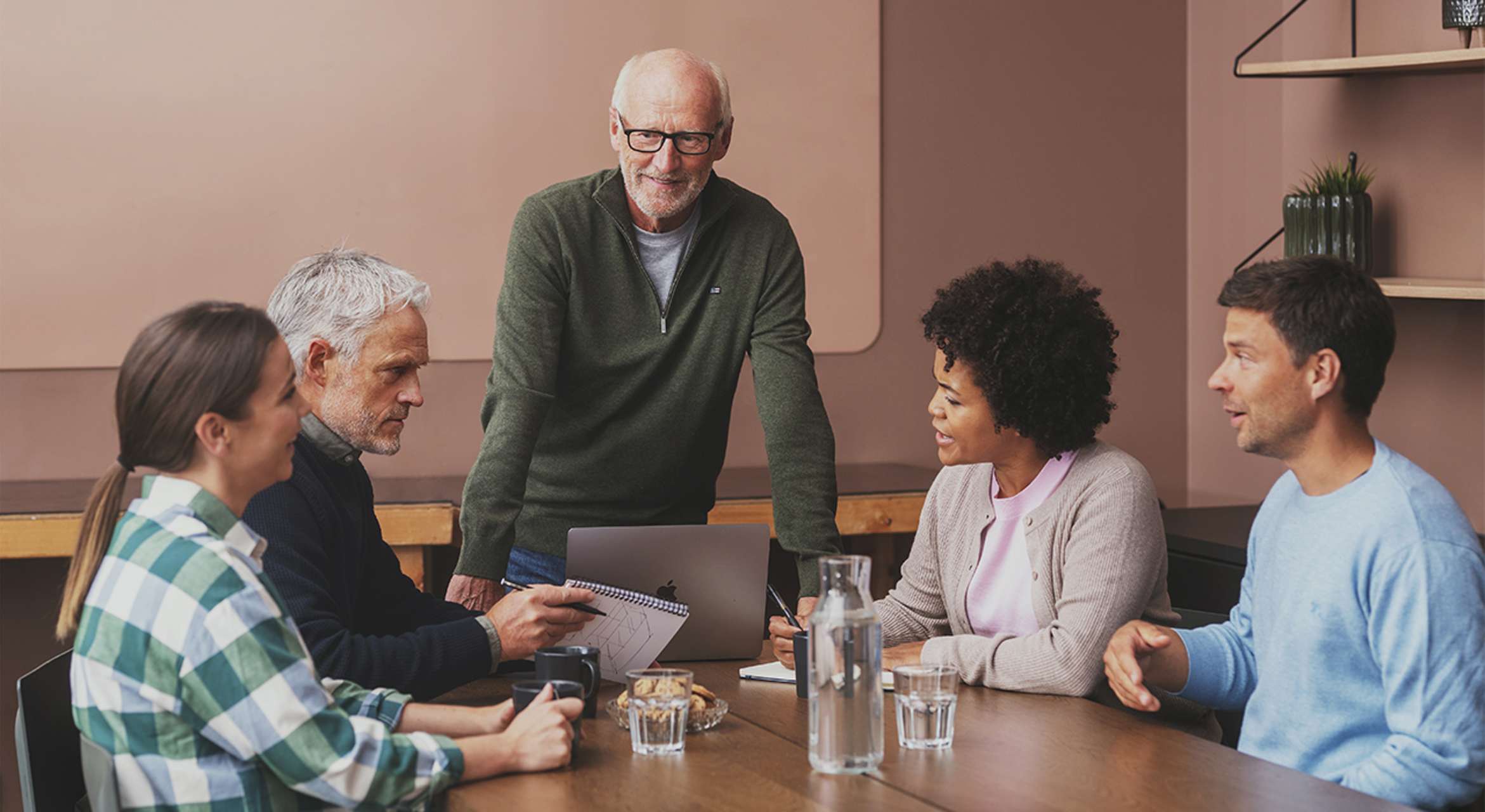 Styret i et boligselskap har et møte.