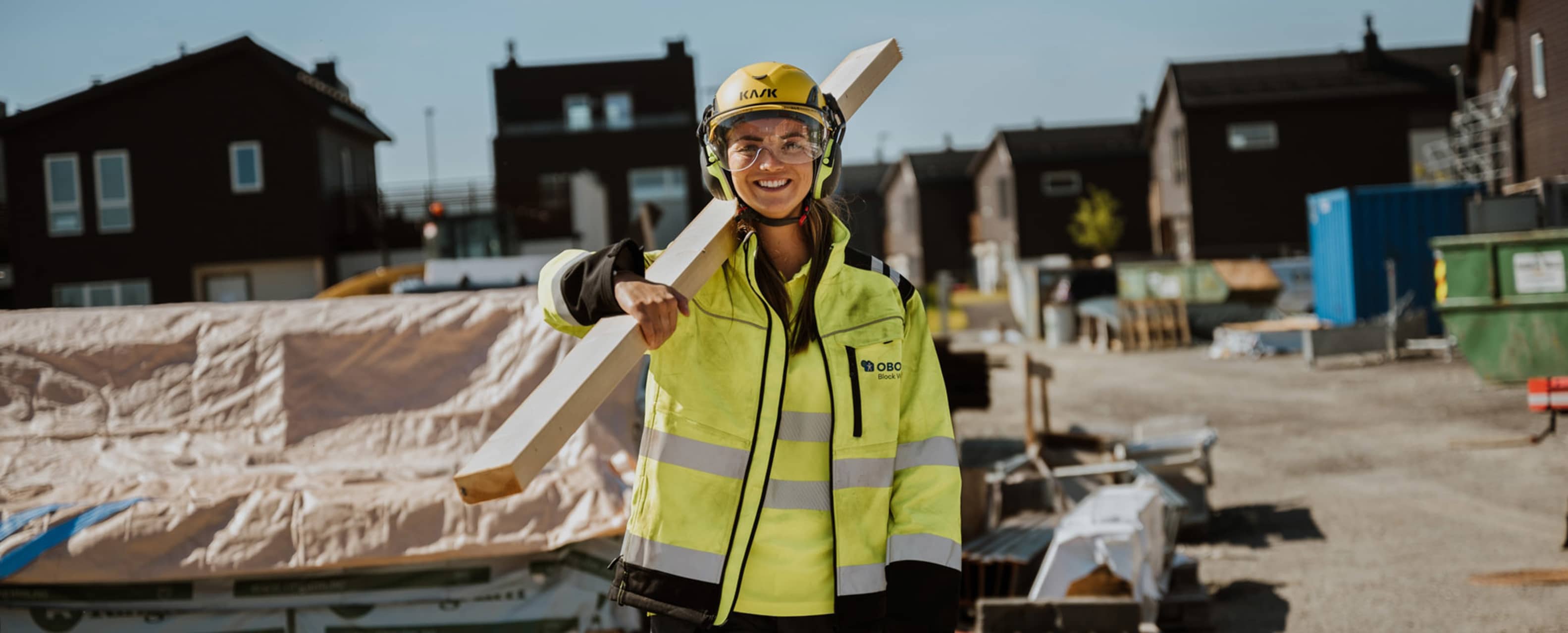 Dame som jobber på en byggeplass
