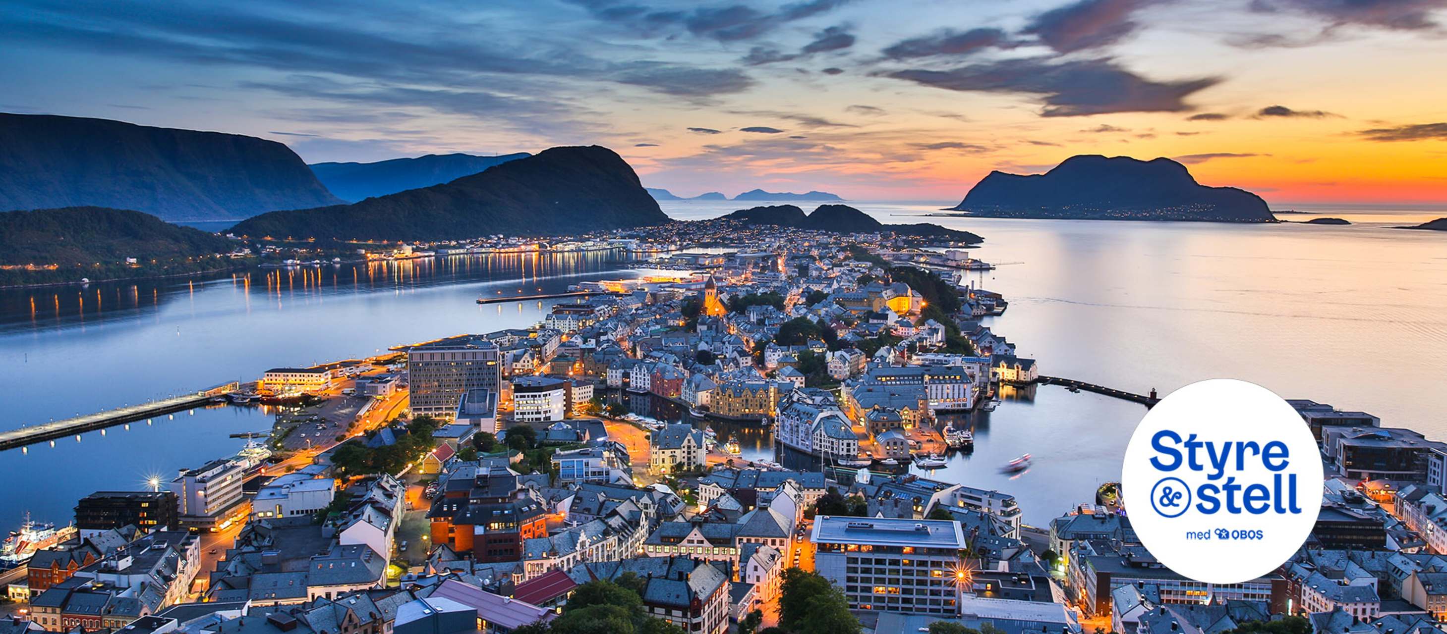 Utsikt over Ålesund by i solnedgang