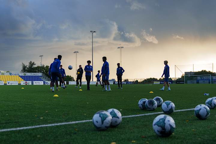 Et lokalt fotballag på trening