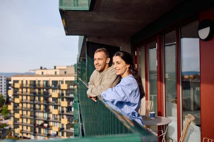 Mann og kvinne på balkong