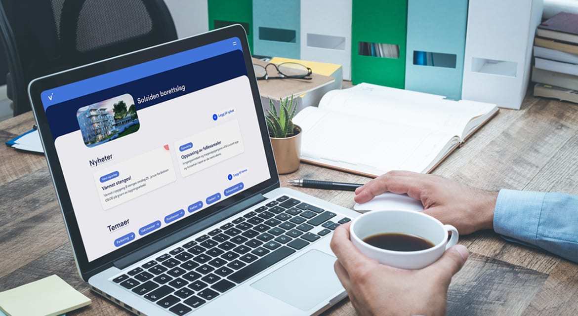 Vibbo vises på en laptop hjemme hos en person som drikker kaffe