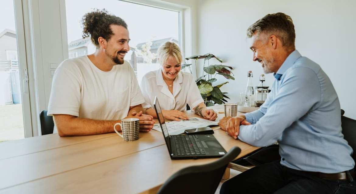 Styret i et boligselskap har et møte.