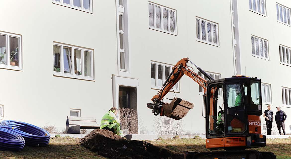 Foto av gravearbeid i et borettslag i forbindelse med etablering av fiberlinje.