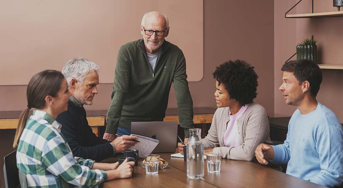 Styret i et boligselskap har et møte.