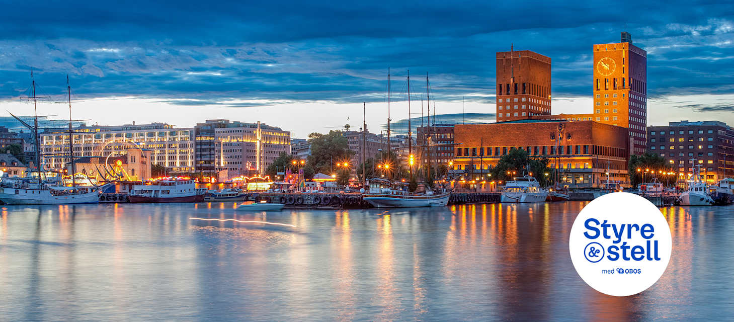 Bilde av rådhuset i Oslo fra vannet