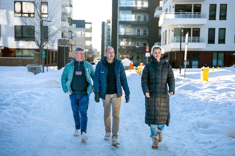 Tre personer utendørs