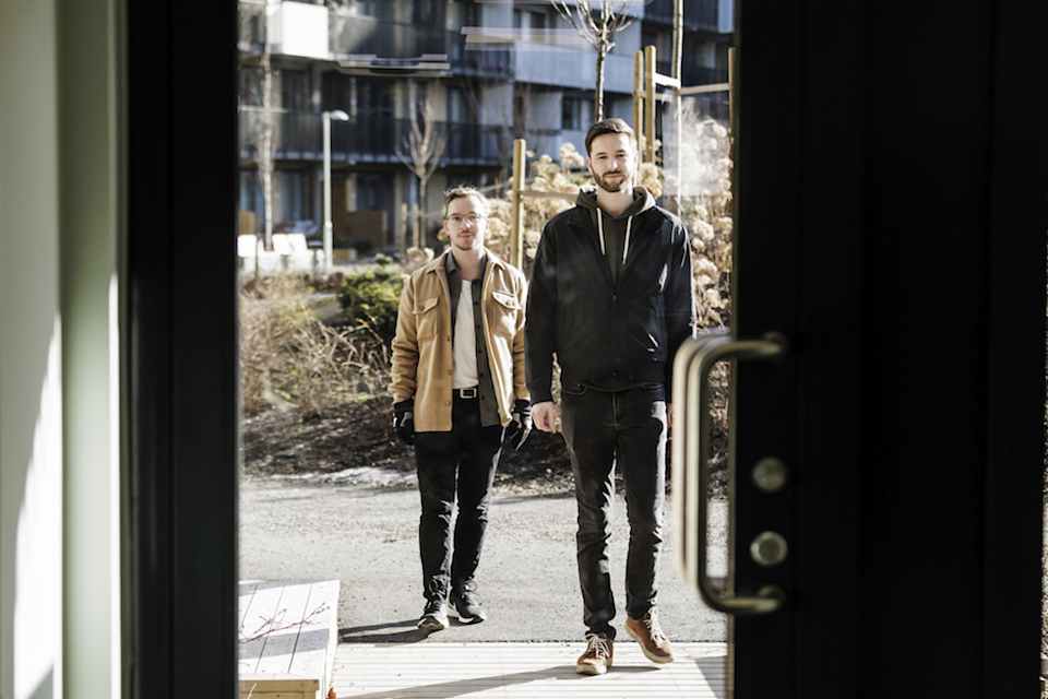 Fotografi av Mikkel og Sebastian som åpner døra med OBOS-Nøkkel