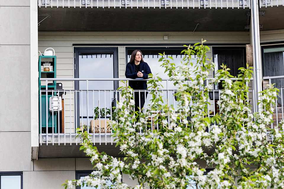 Styreleder i sameiet Årvolltoppen stående på balkong