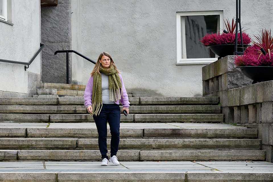 Rådgiver for velferdsteknologi i Elverum kommune, Åshild Sæther Engen, går ned trappene utenfor rådhuset i Elverum