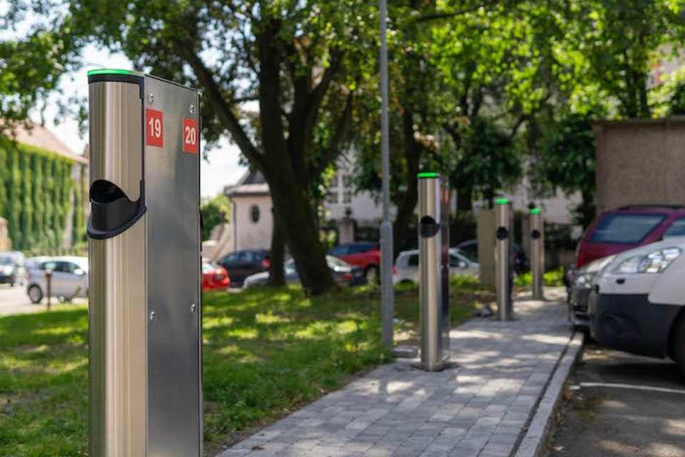 Foto av en elbillader på en parkeringsplass.