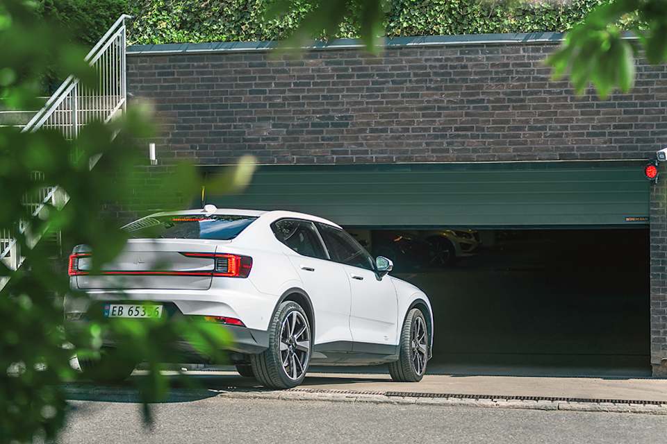 En bil kjører inn i et parkeringsanlegg.