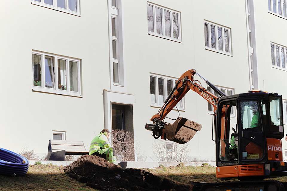 Foto av gravearbeid i et borettslag i forbindelse med etablering av fiberlinje.