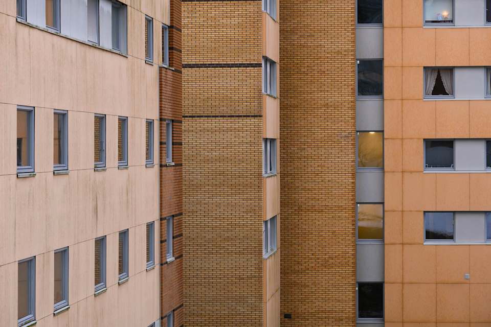 Foto av fasaden til en boligblokk.