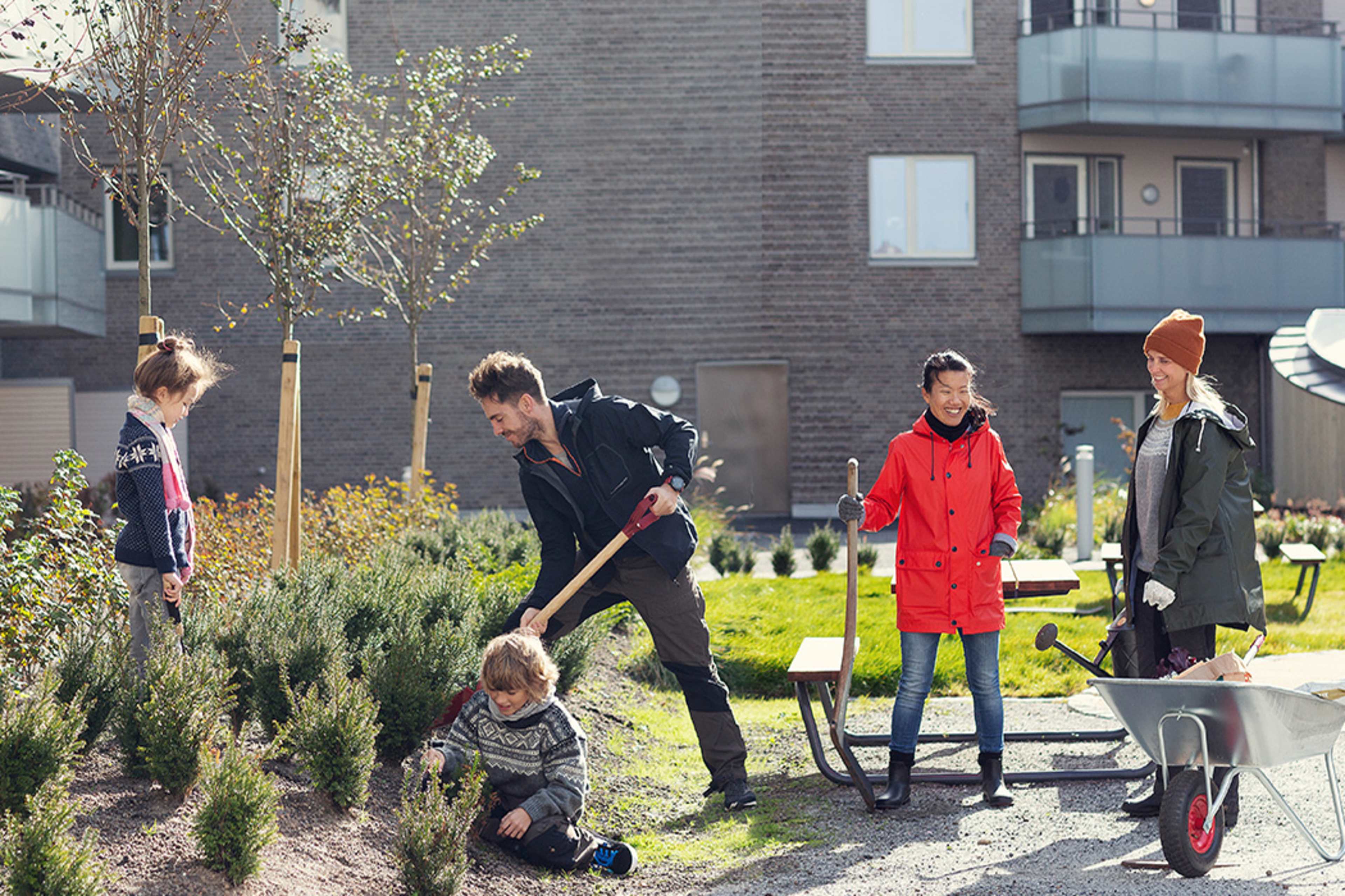 God stemning blant barn og voksne på dugnad i boligselskapet.