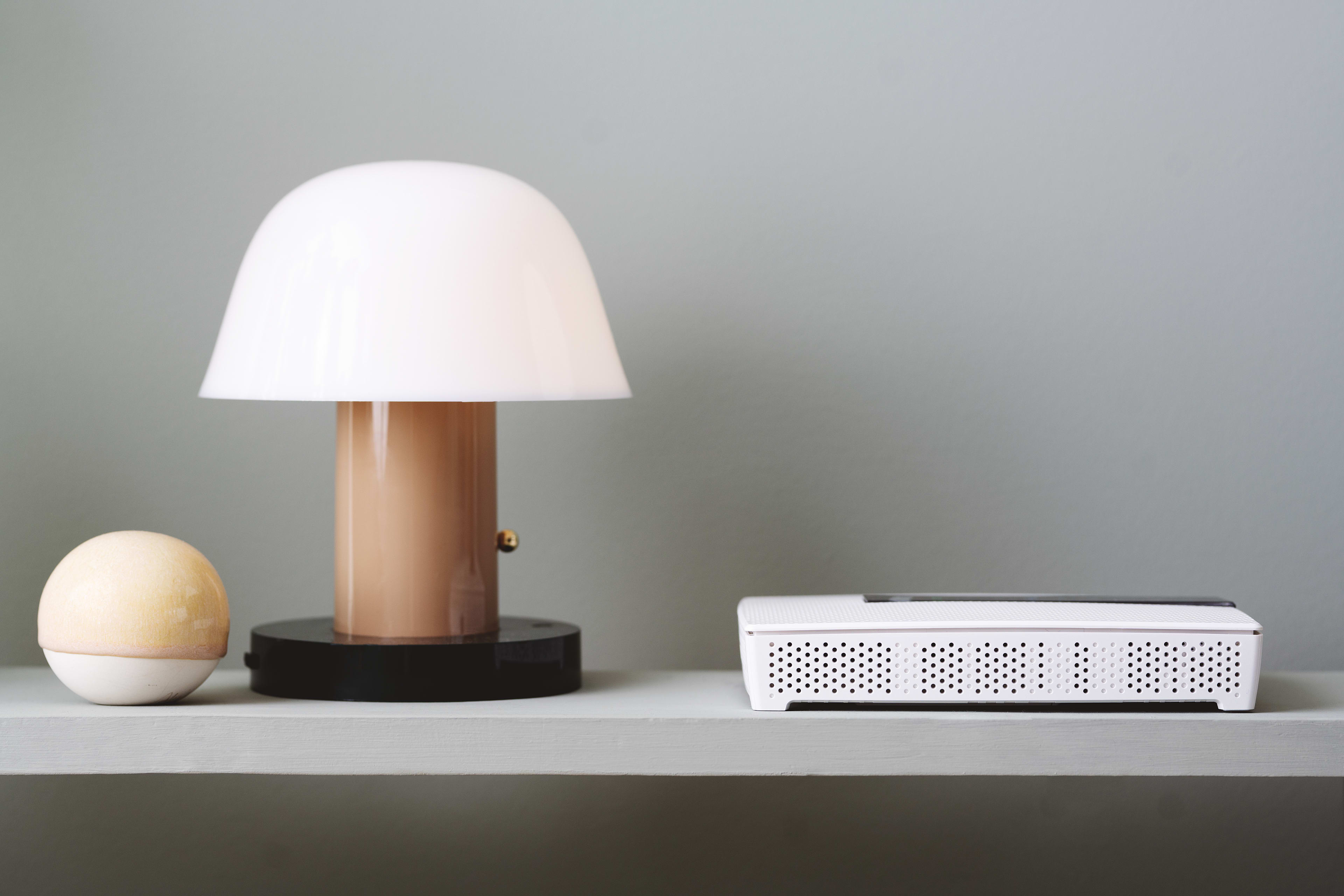 En hylle med en lampe og en ruter.
