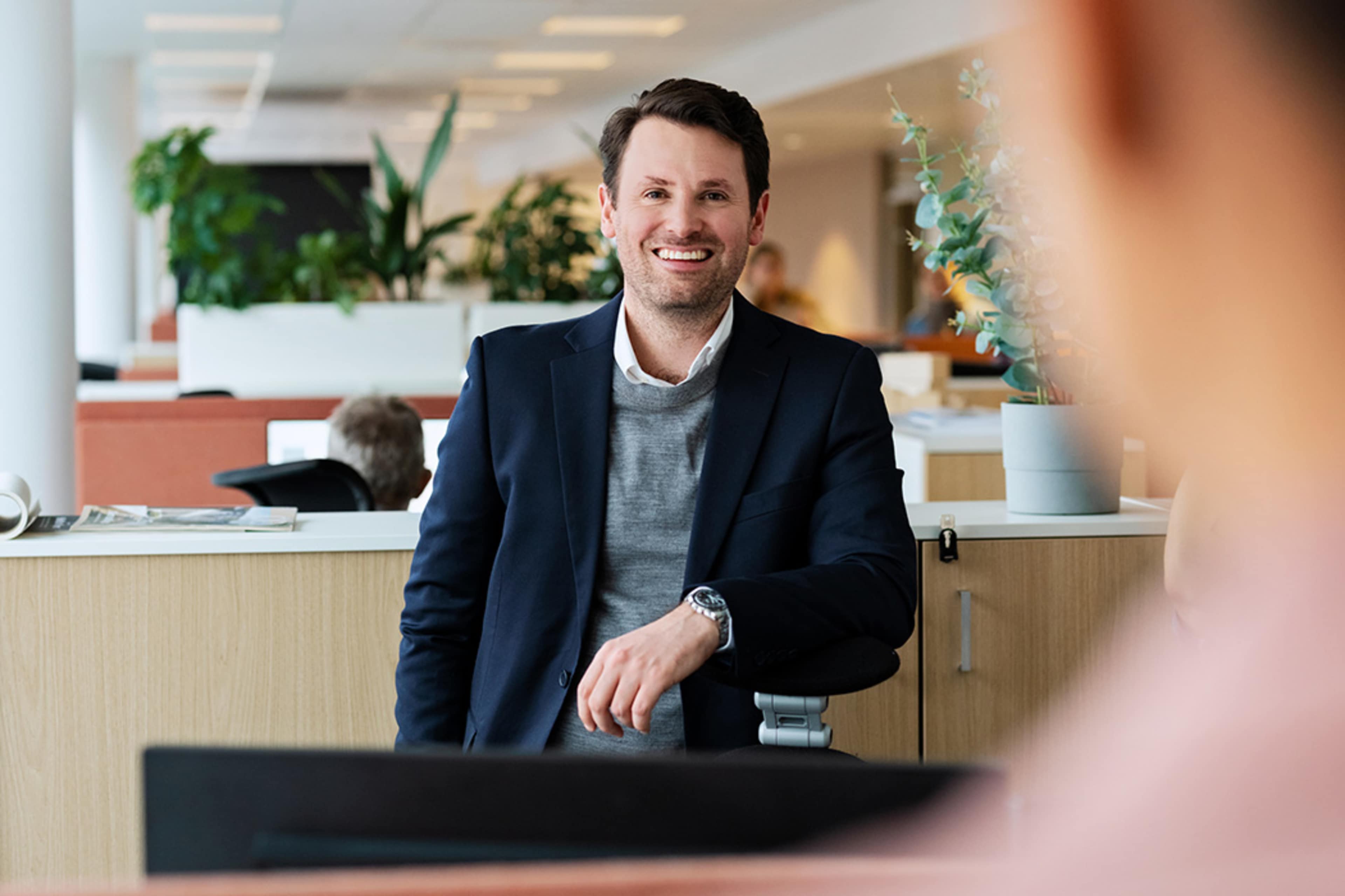 Smilende OBOS-ansatt på kontoret.