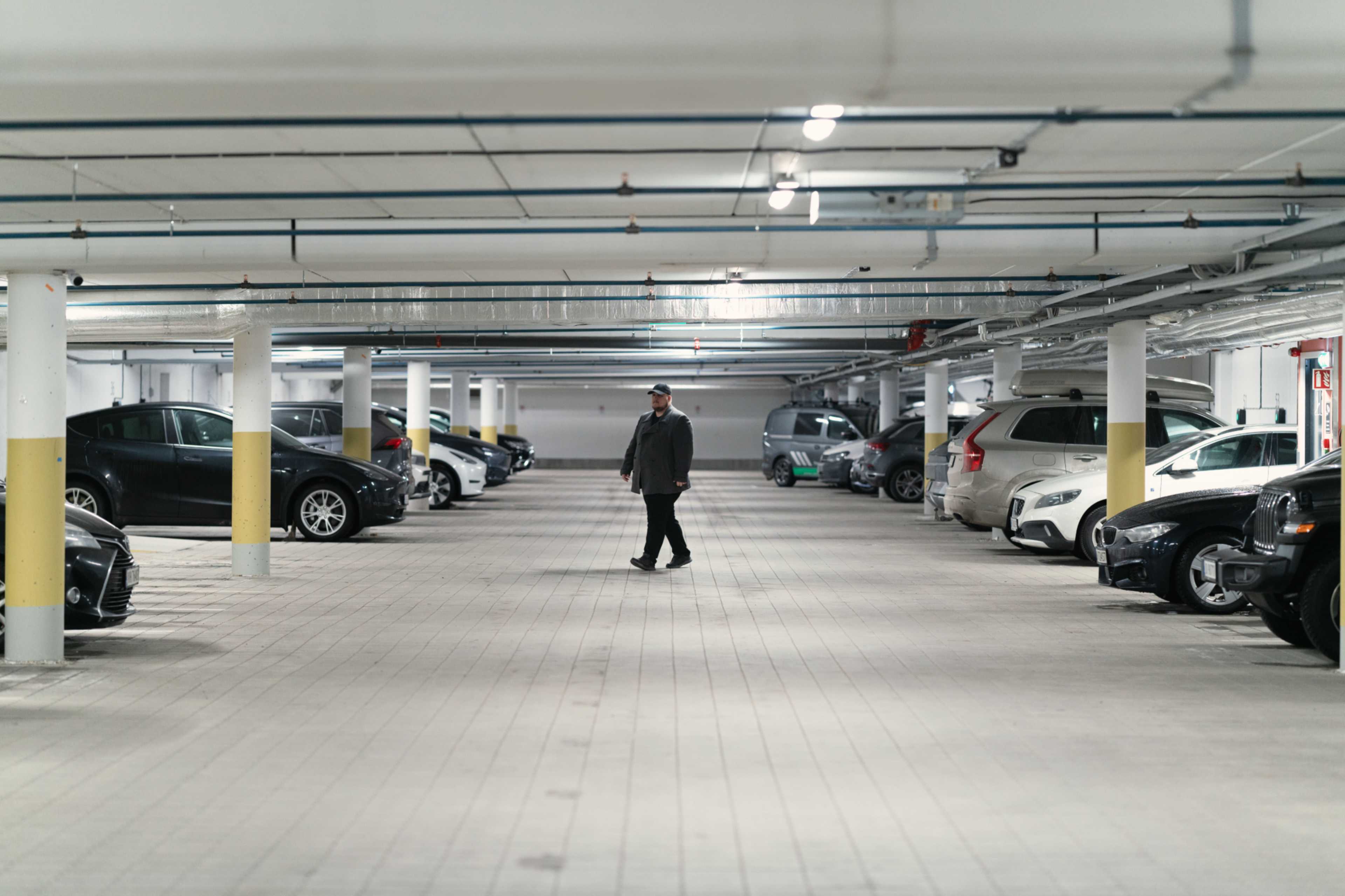 Ole Skoveng går rundt i garasjeanlegget til Ladebyhagen parkeringssameie.