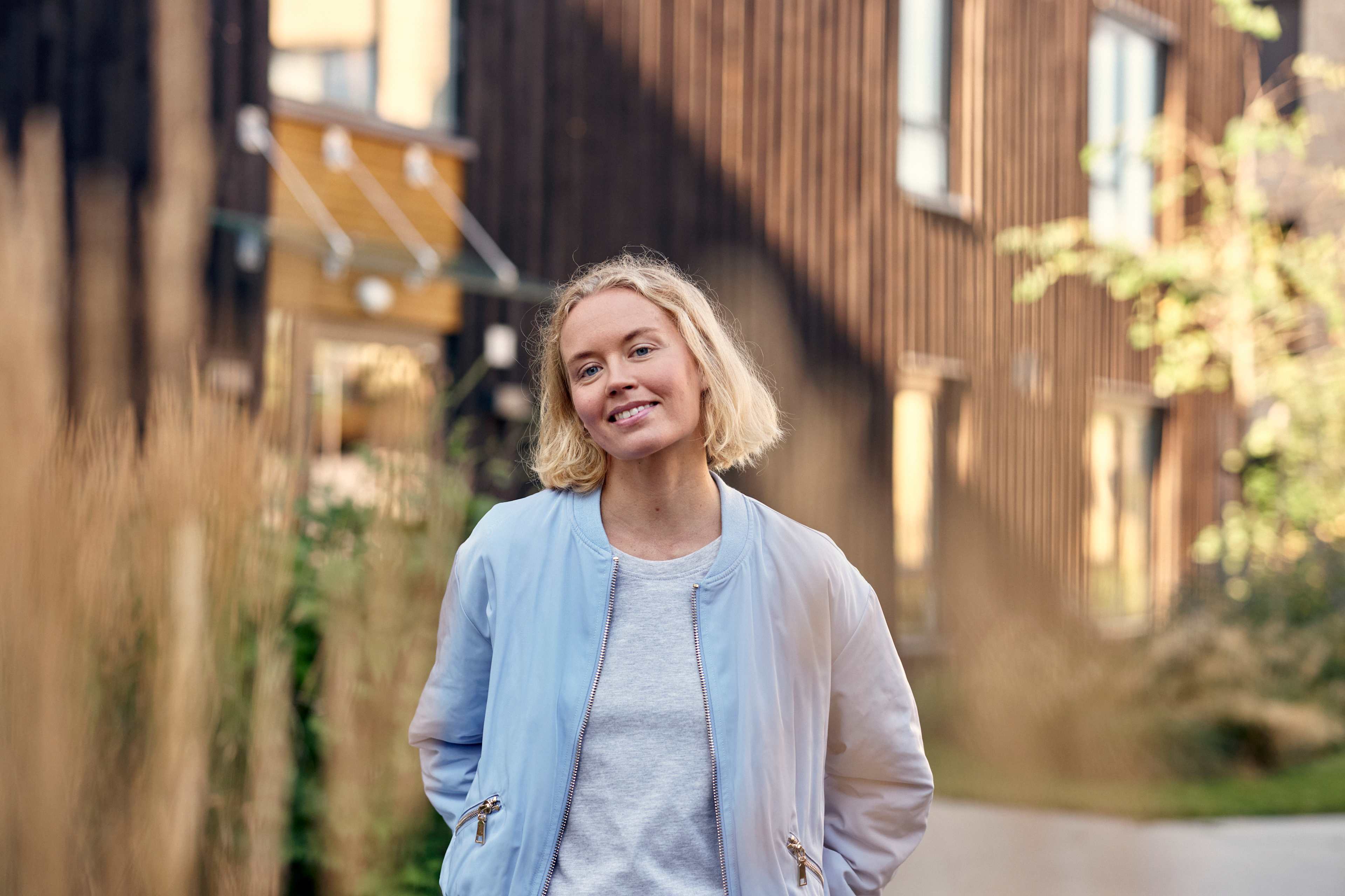 Ei ung dame smiler til kameraet mens hun går seg en tur.