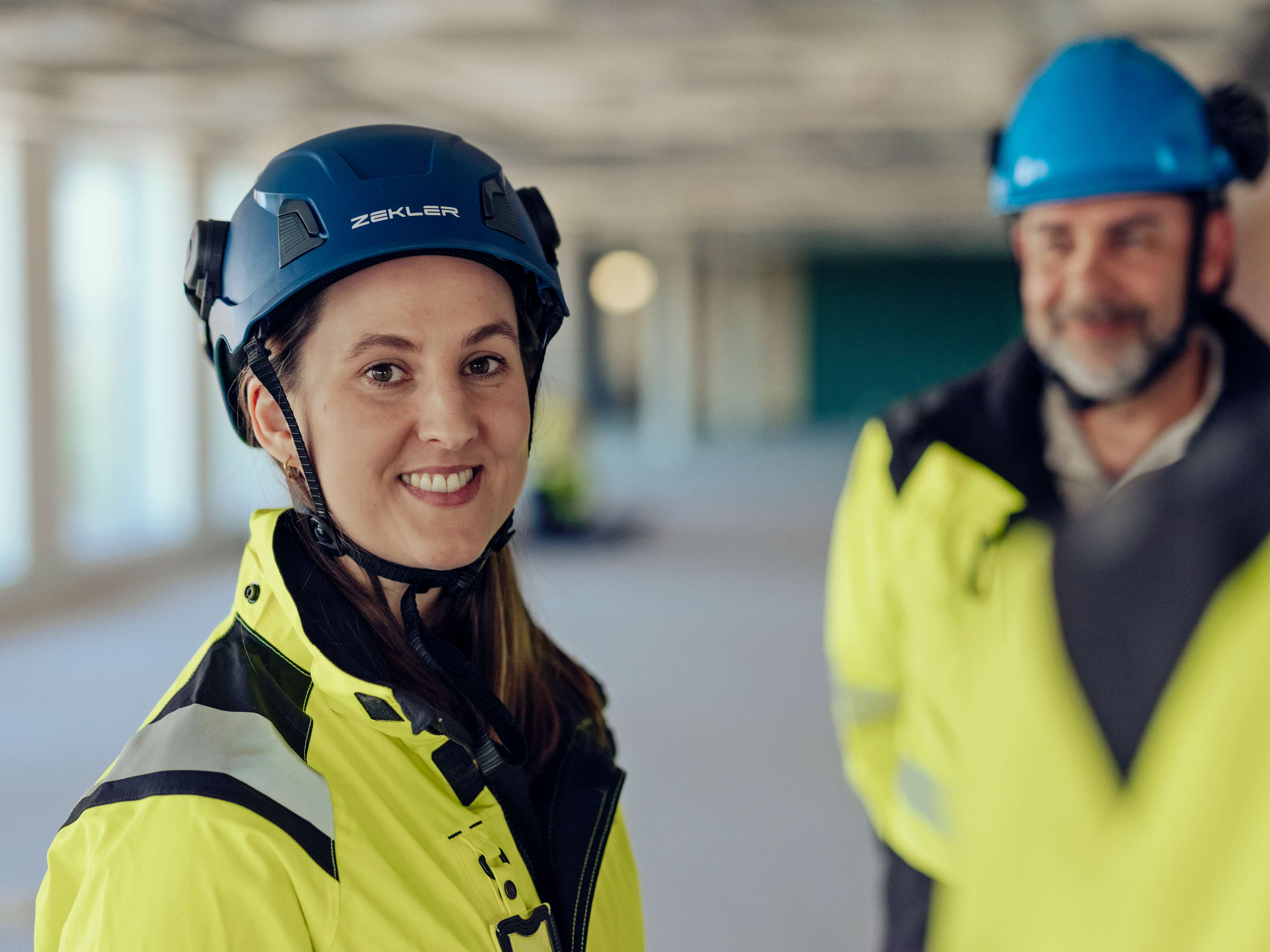 Kvinne i arbeidsklær på en byggeplass