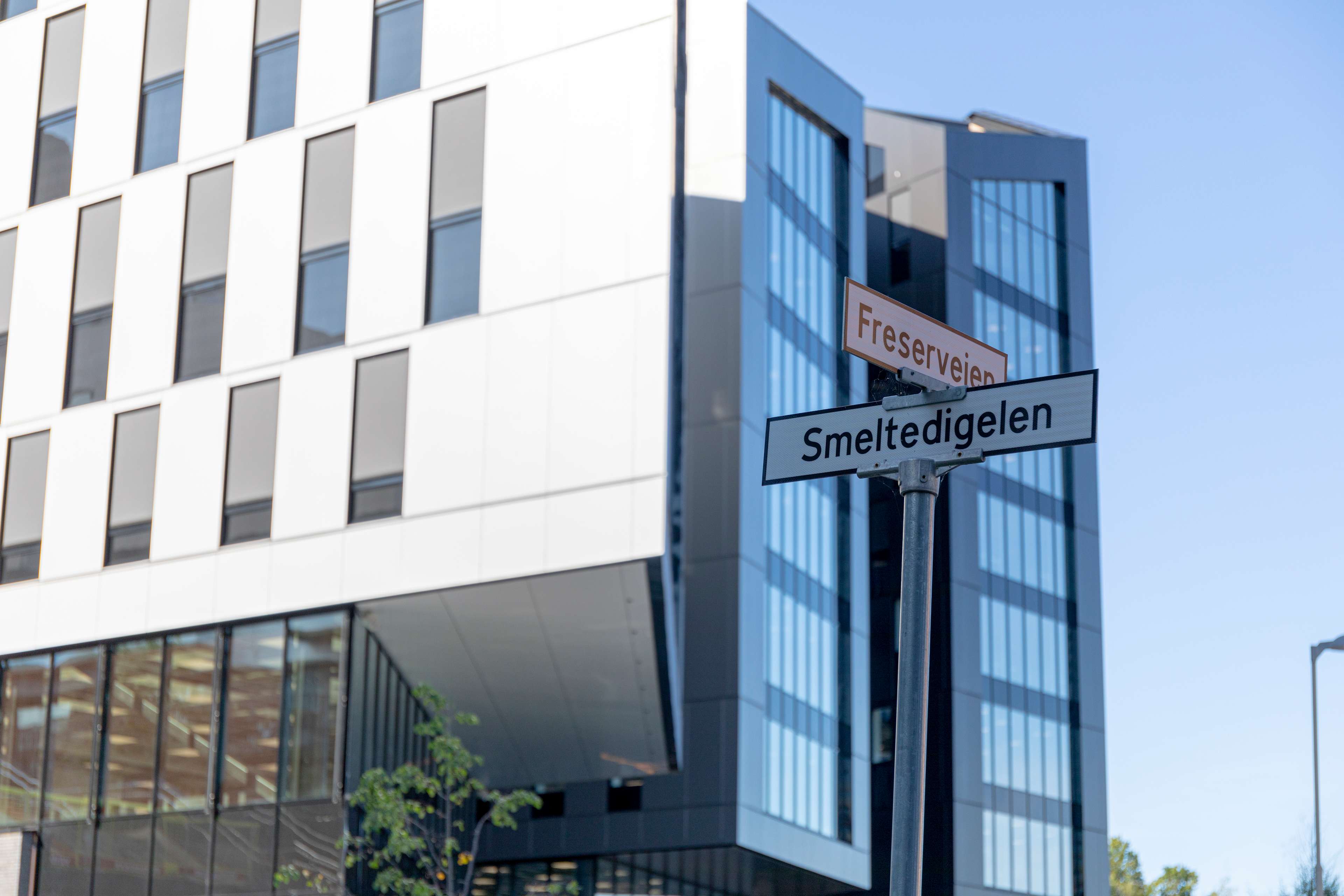 Skilt som viser veien gateadressen smeltedigelen