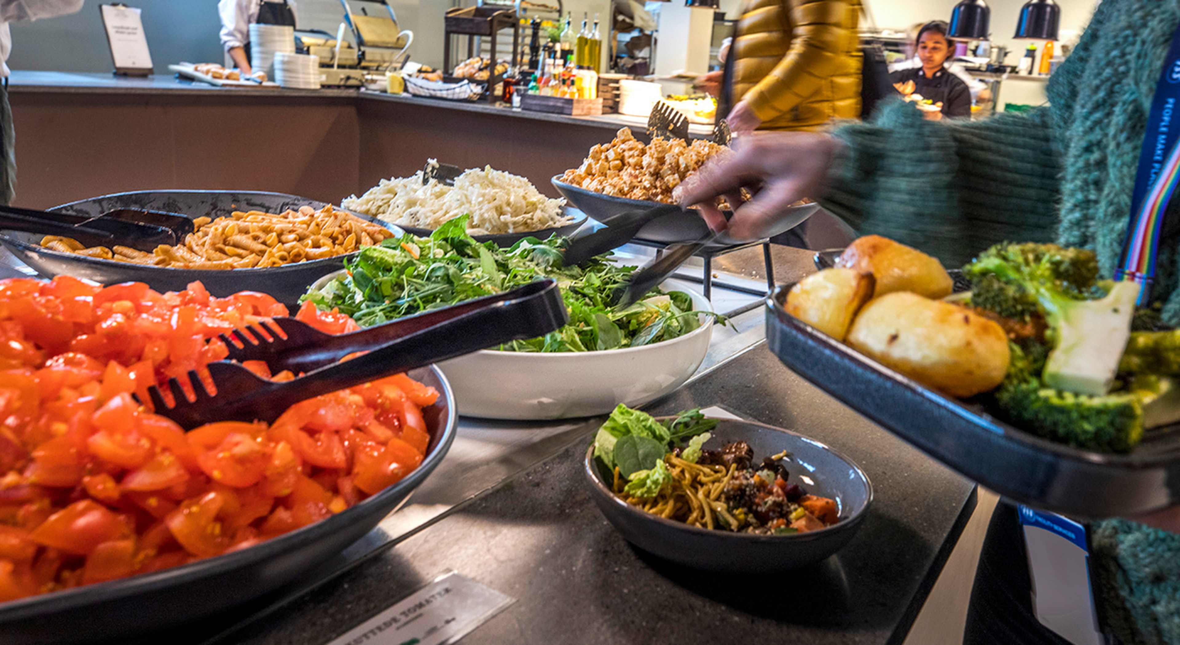 Nærbilde av mat i kantine