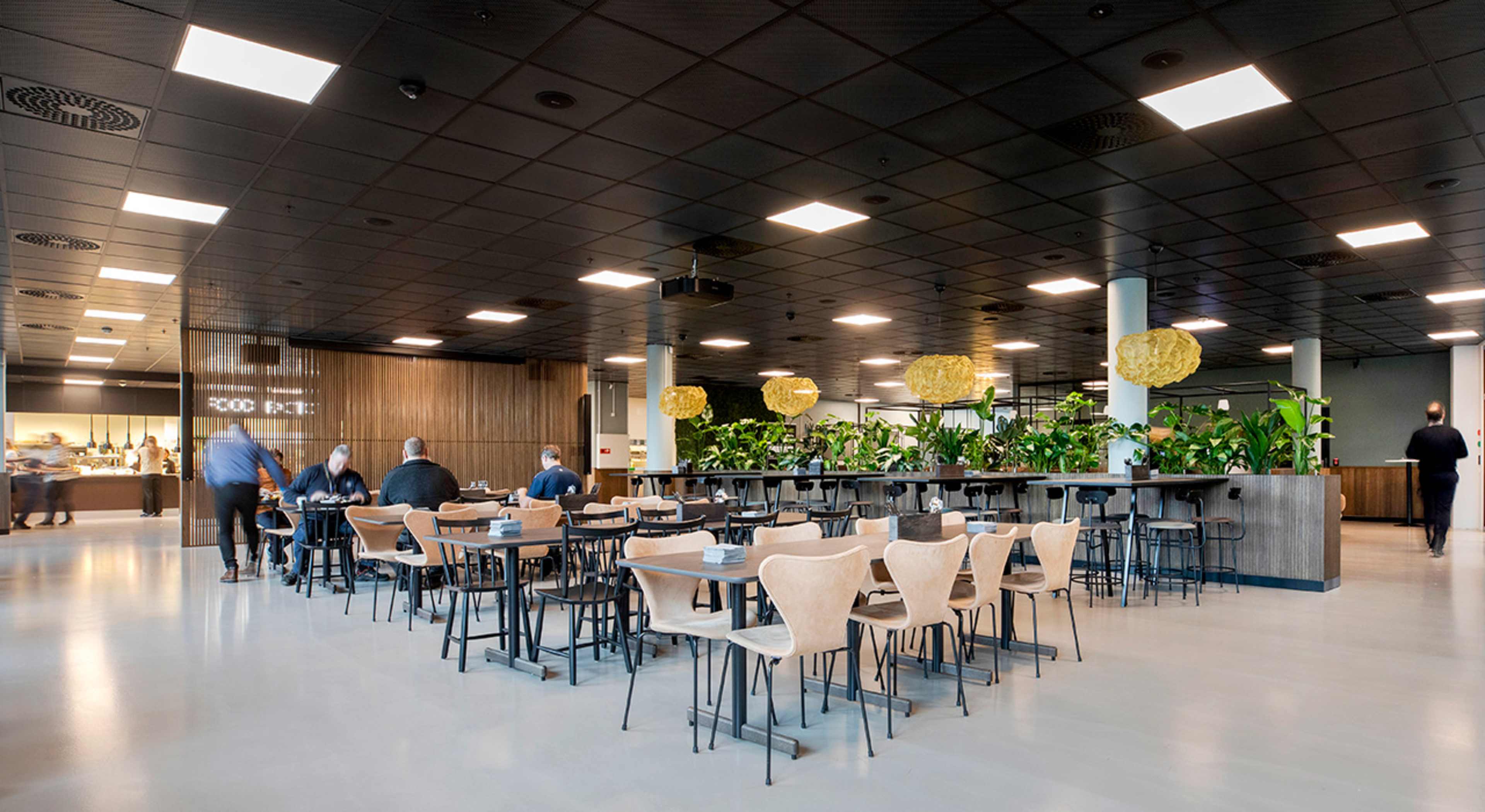 Kantine med bord og stoler