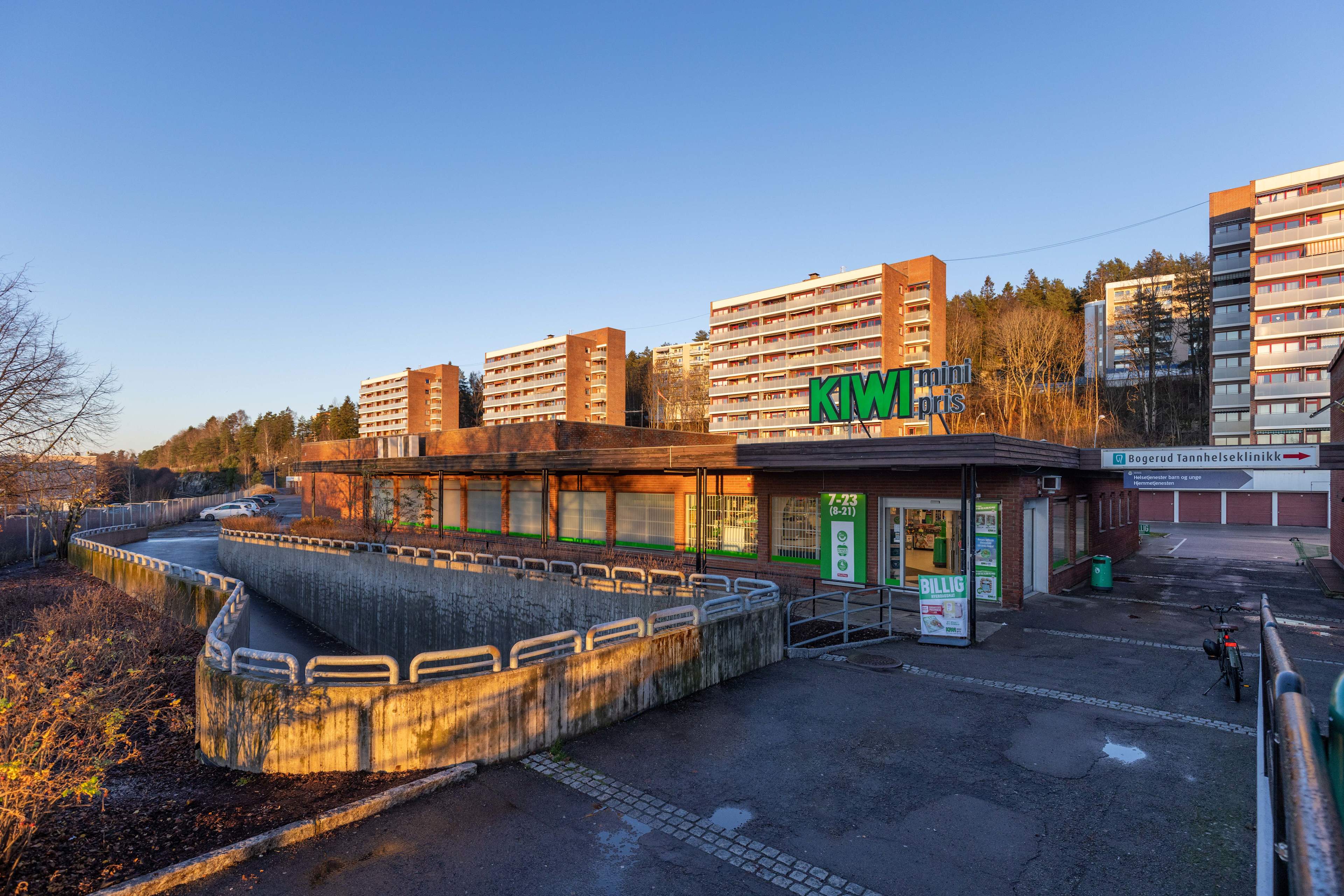 Foto av inngangspartiet til Kiwi på Bogerud Torg.
