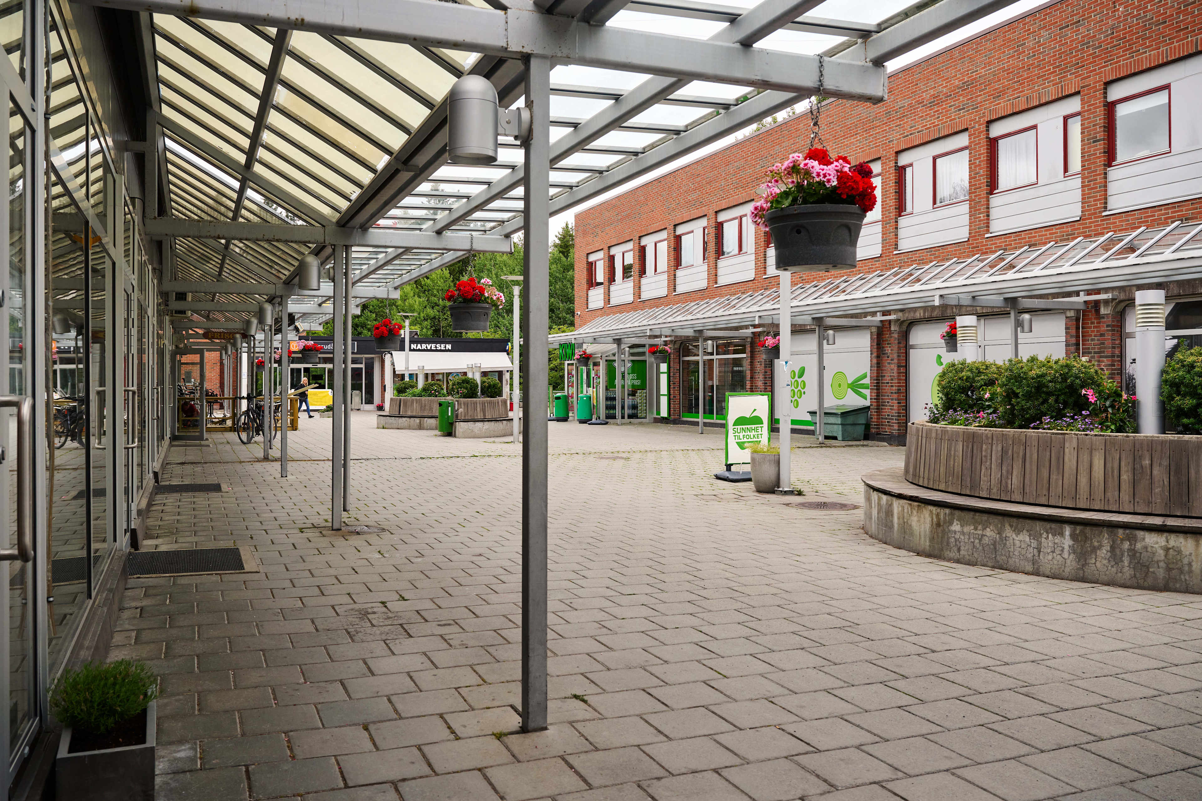 Foto av fasaden til Ellingsrudåsen Torg og noe av området rundt.