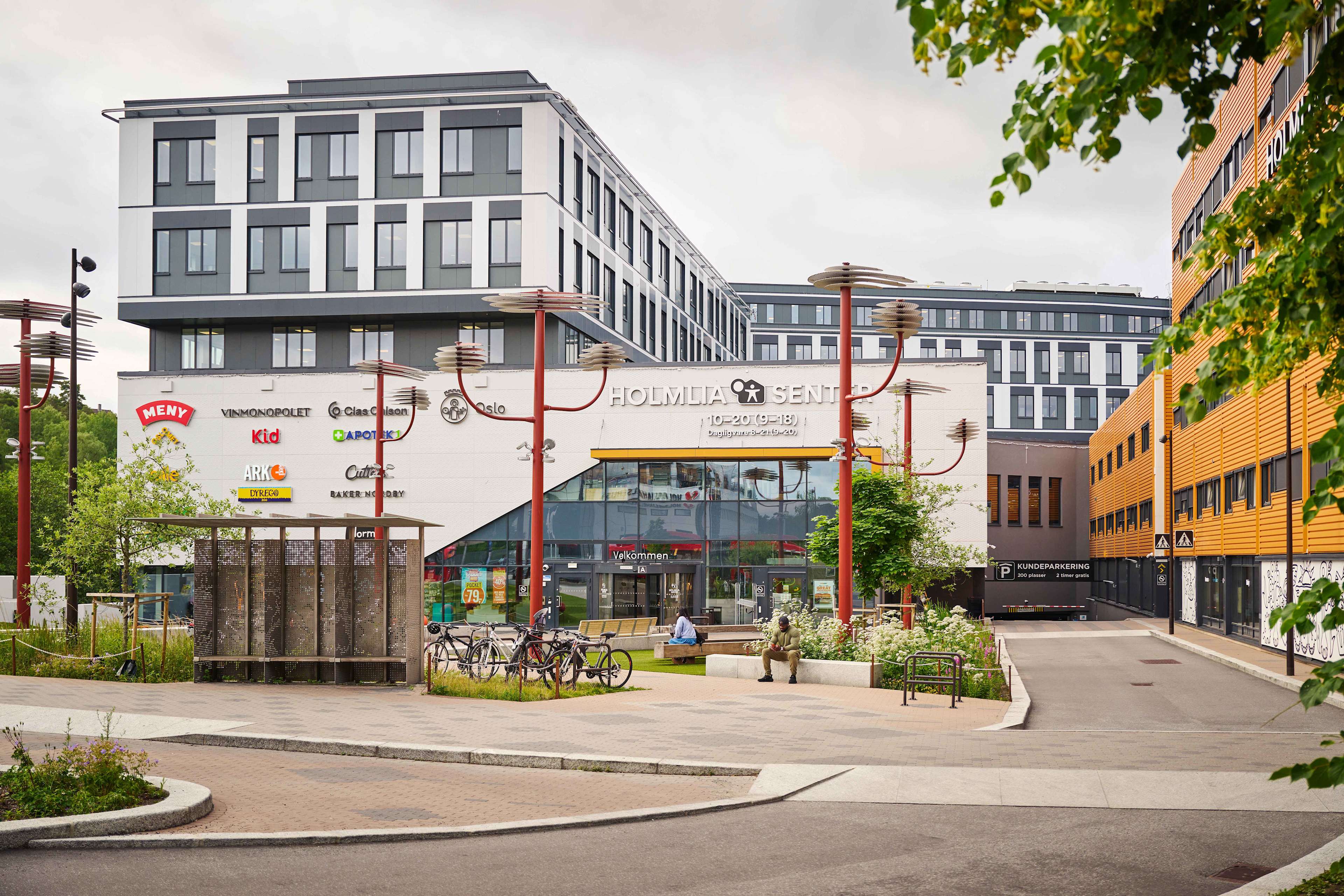 Uteområdet og inngangspartiet til Holmlia Senter.