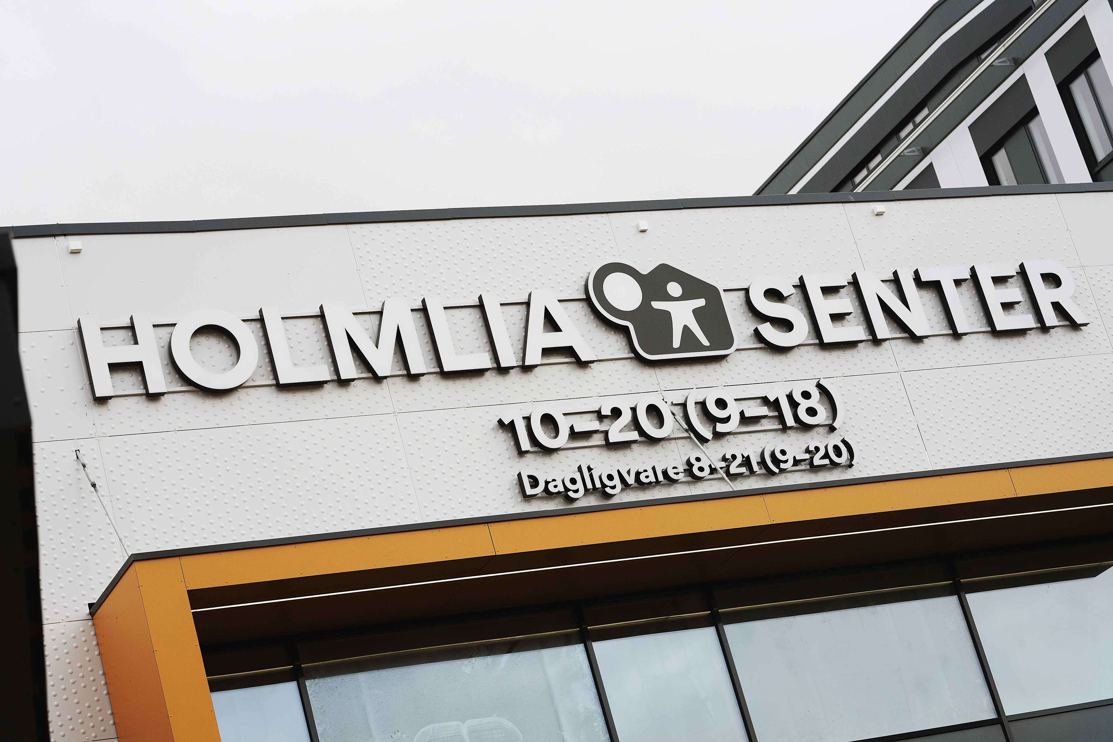 Logoen til OBOS og Holmlia Senter på fasaden til senteret.