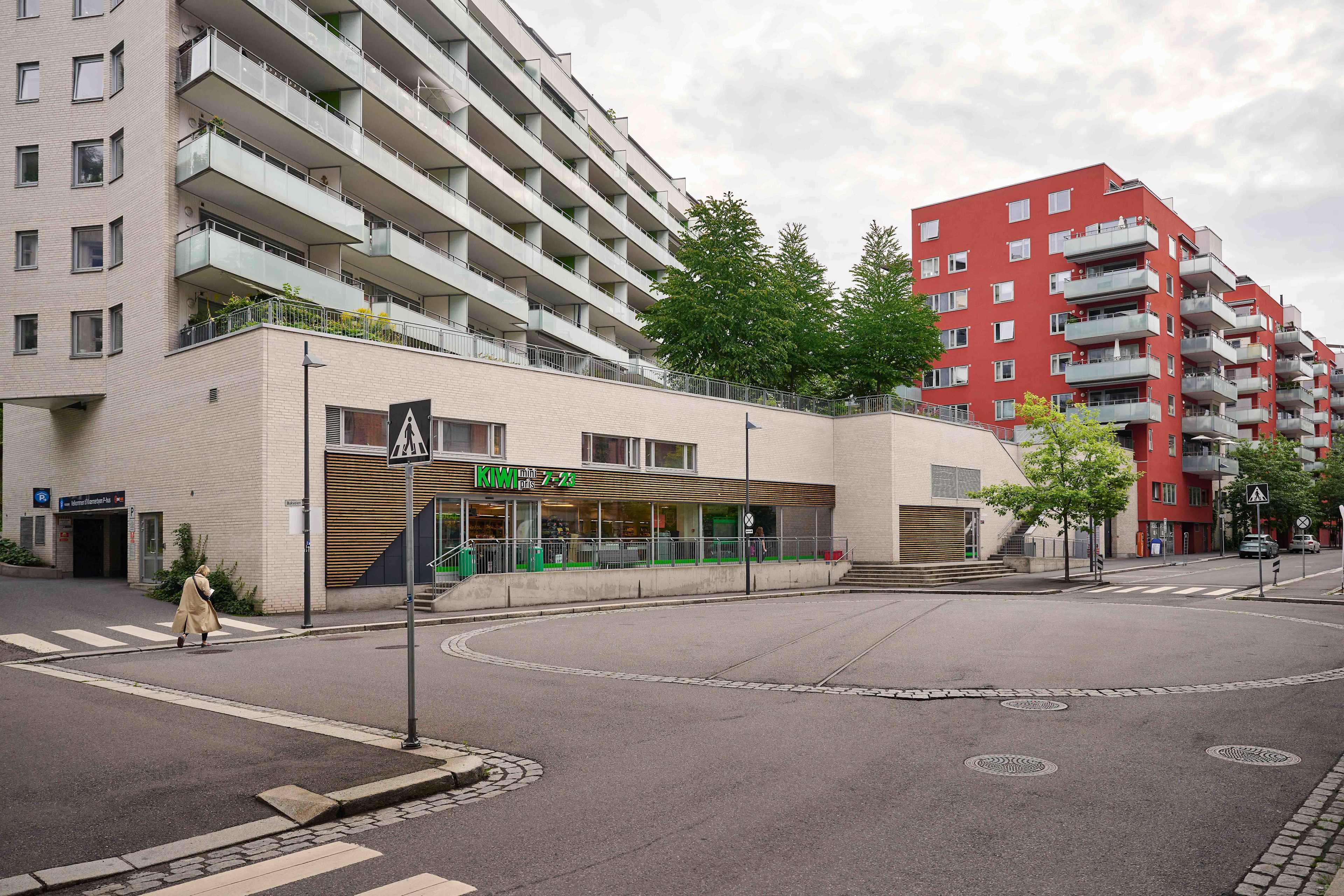 Foto av butikken på bakkeplan og boligene tilknytta adressen.