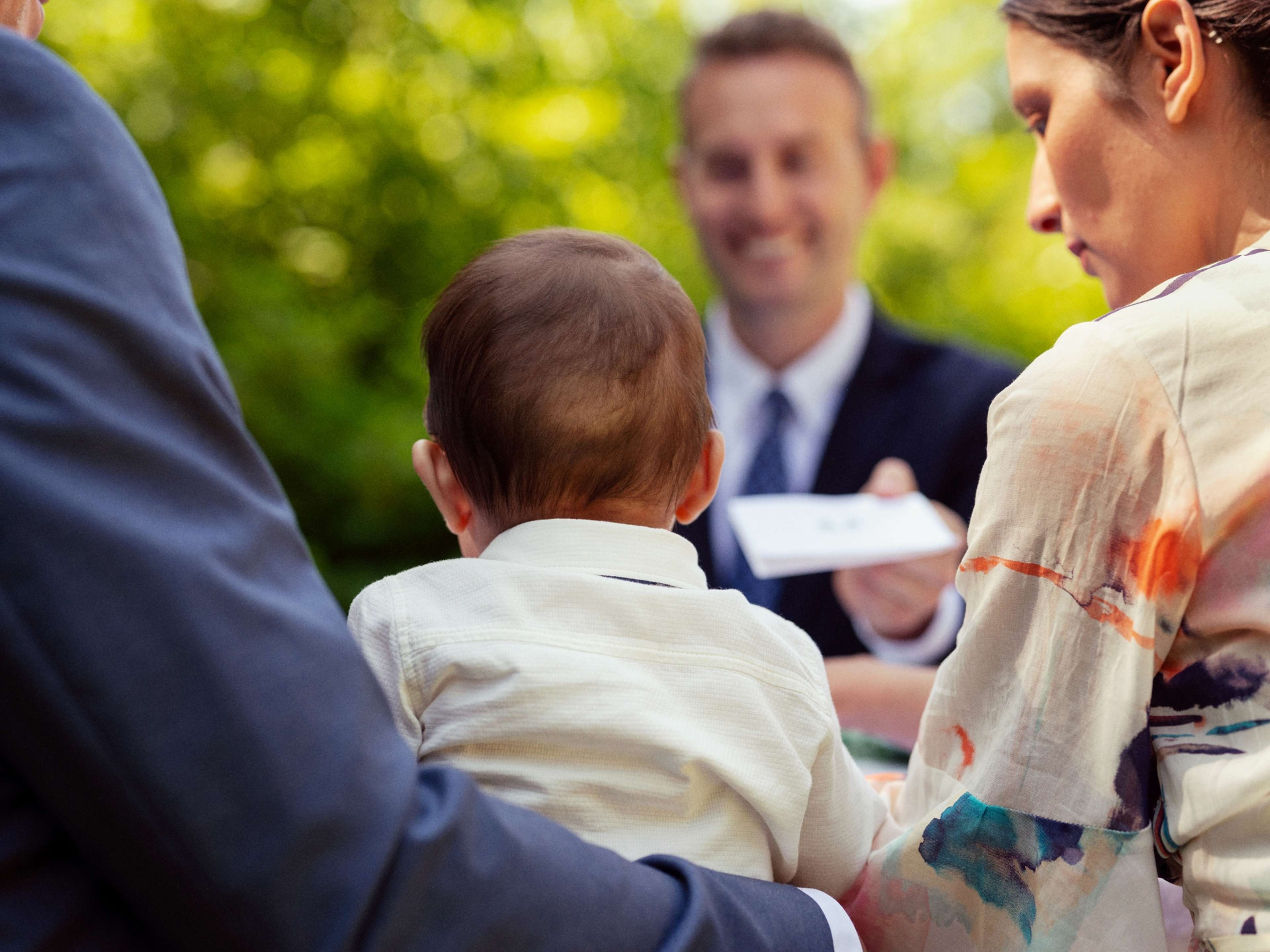 Familie med småbarn i dåp