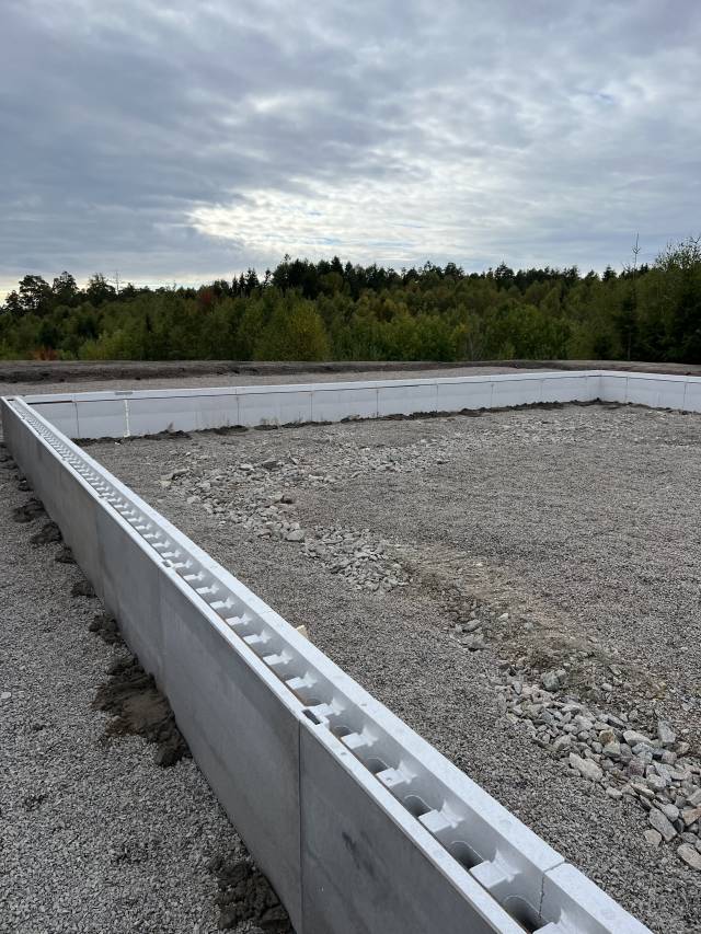 Foto av grunnarbeid på tomt, under arbeid med enebolig bygget av OBOS Block Watne Eneboliger, i Manstad, Fredrikstad