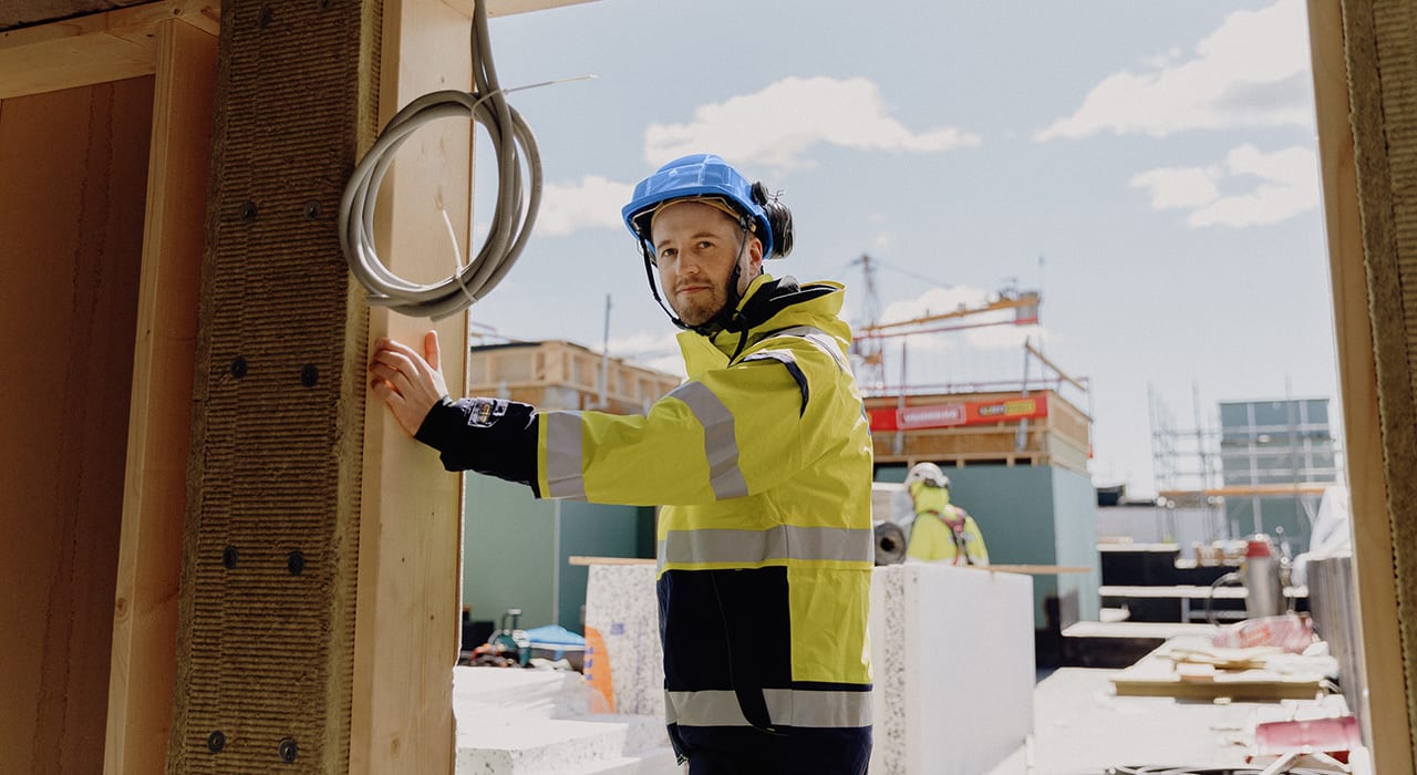 Foto av Obos-ansatt på byggeplassen til Obos living lab.