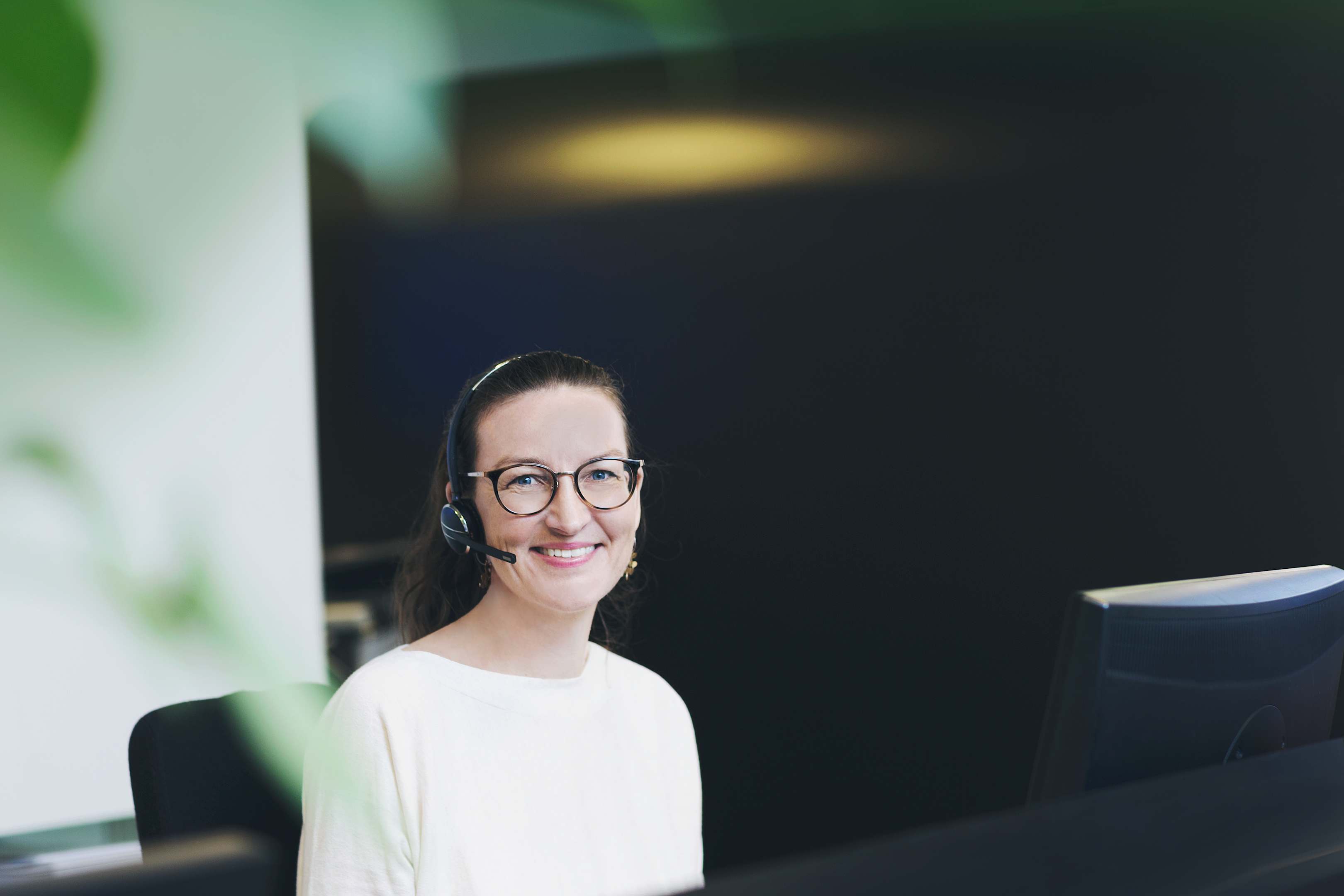 Kundeservicemedarbeider smiler