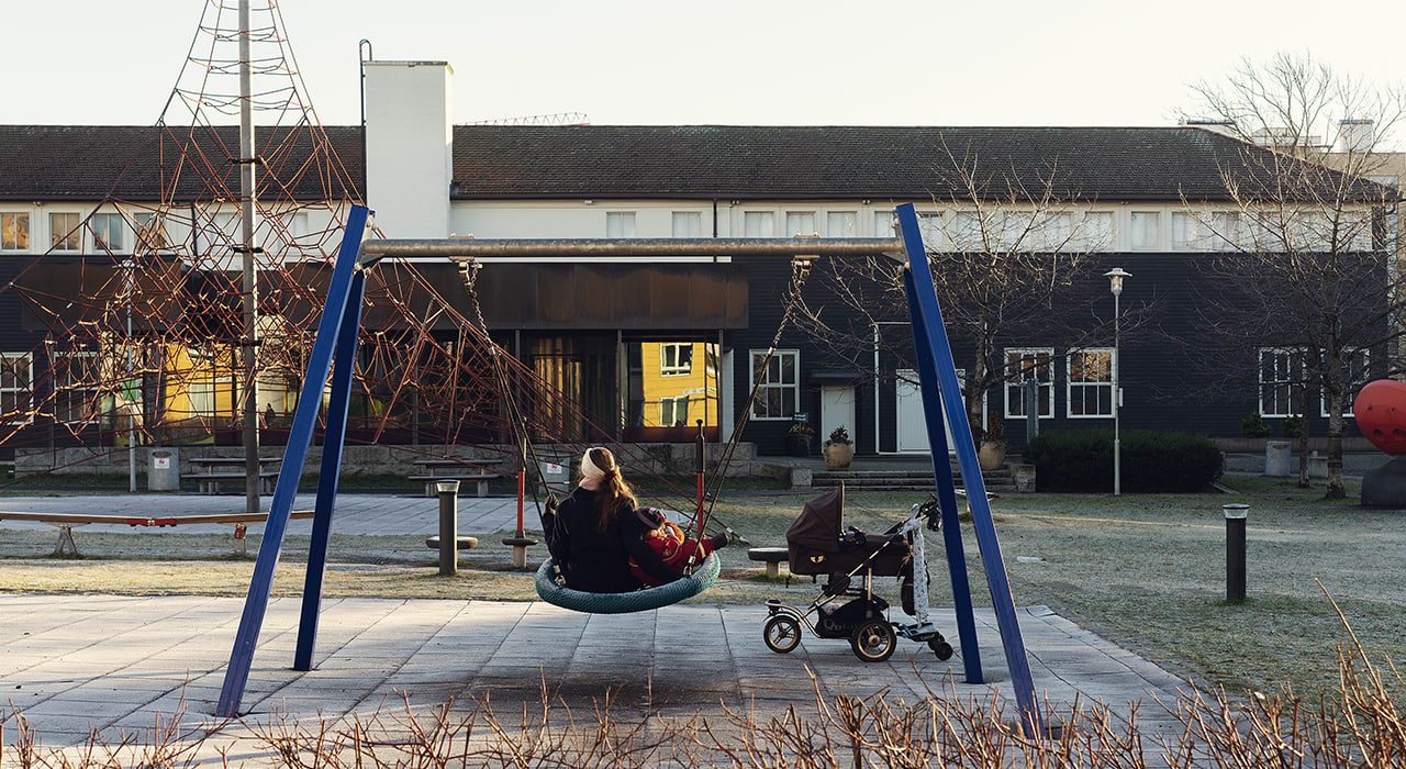 Mor og barn på lekeplass på Løren