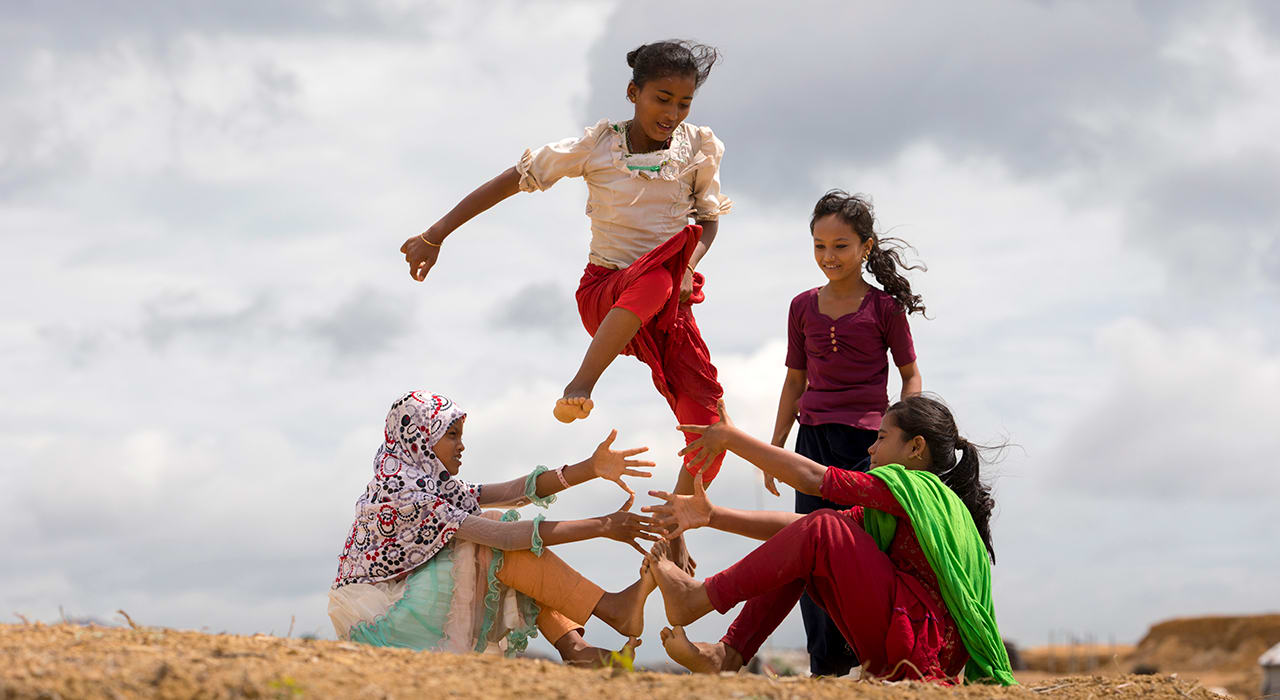 Fire barn leker i Bangladesh 